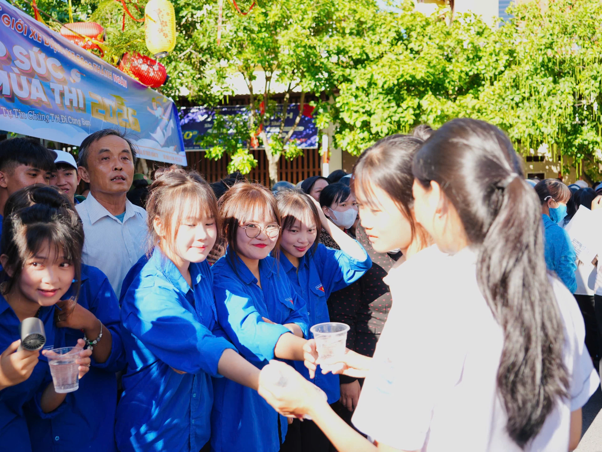 Hình ảnh đẹp của lực lượng “tiếp sức mùa thi” - Ảnh: Nh.V