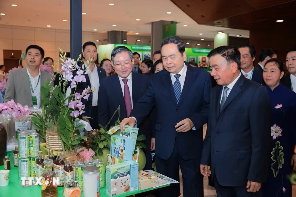 Chủ tịch Quốc hội Trần Thanh Mẫn và Thường trực Ban Bí thư Trần Cẩm Tú tham quan các gian hàng trưng bày nông sản tại Đại hội. (Ảnh: Hoàng Hiếu/TTXVN)
