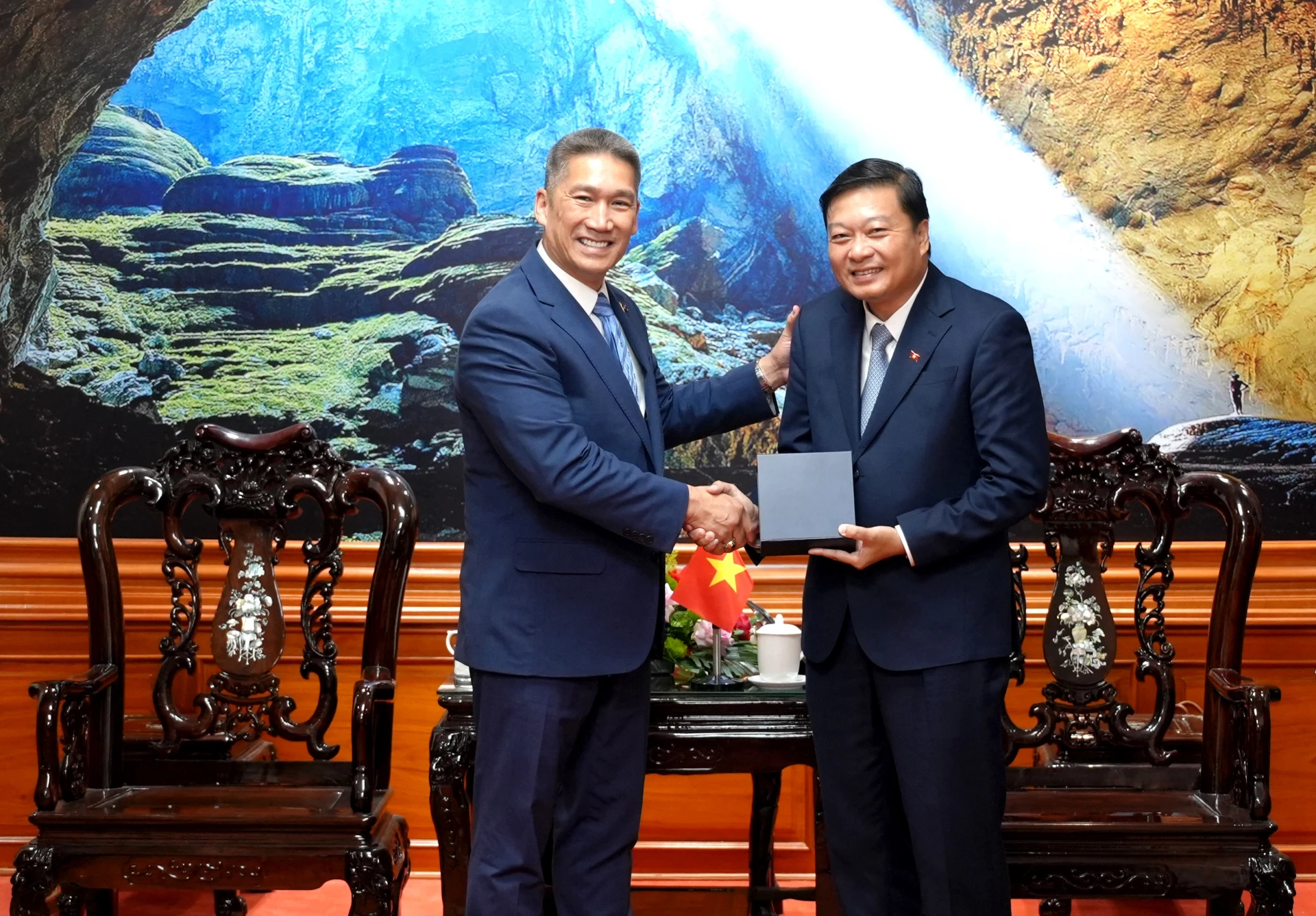 Ông Hung Cao, Quyền Bộ trưởng Hải quân Hoa Kỳ tặng quà cho đồng chí Lê Hồng Vinh, Chủ tịch UBND tỉnh - Ảnh: T.Đ