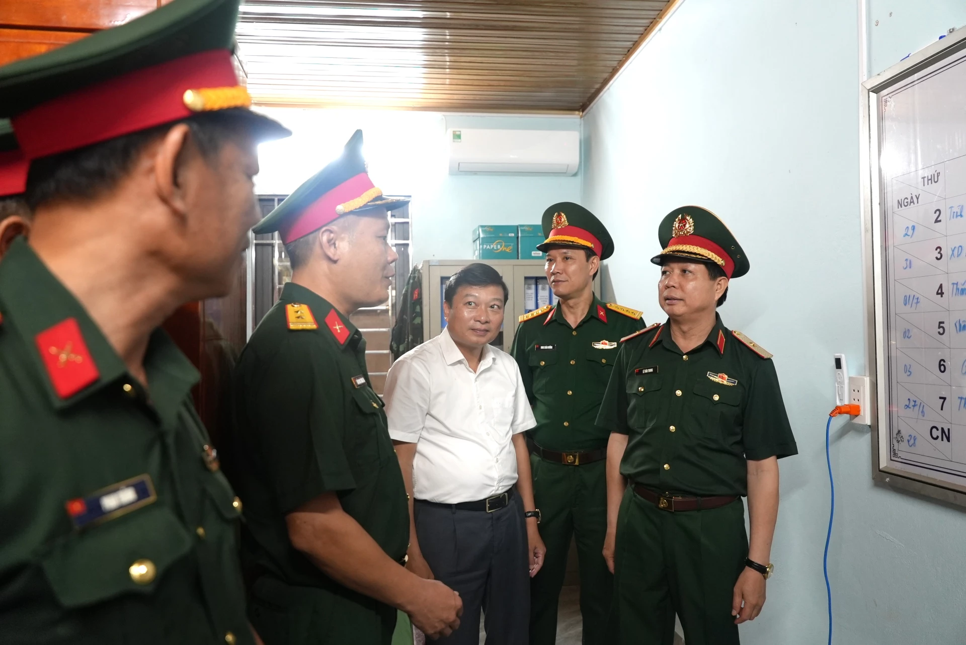 Thiếu tướng Lê Văn Trung, Phó Chính ủy Quân khu 4 và đồng chí Lê Hồng Vinh, Chủ tịch UBND tỉnh kiểm tra cơ sở vật chất tại Ban CHQS xã Thượng Trạch - Ảnh: T.Đ