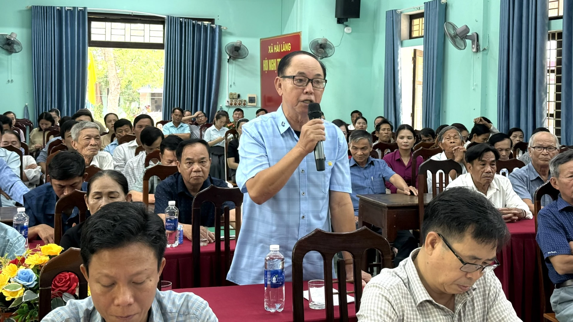 Cử tri trình bày kiến nghị tại buổi tiếp xúc - Ảnh: N.L