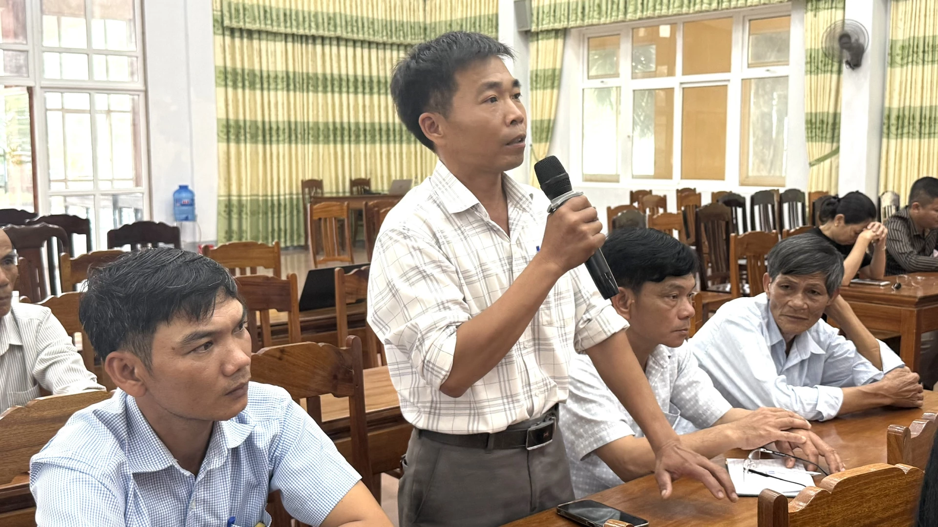 Cử tri xã Diên Sanh phát biểu tại buổi tiếp xúc - Ảnh: N.L