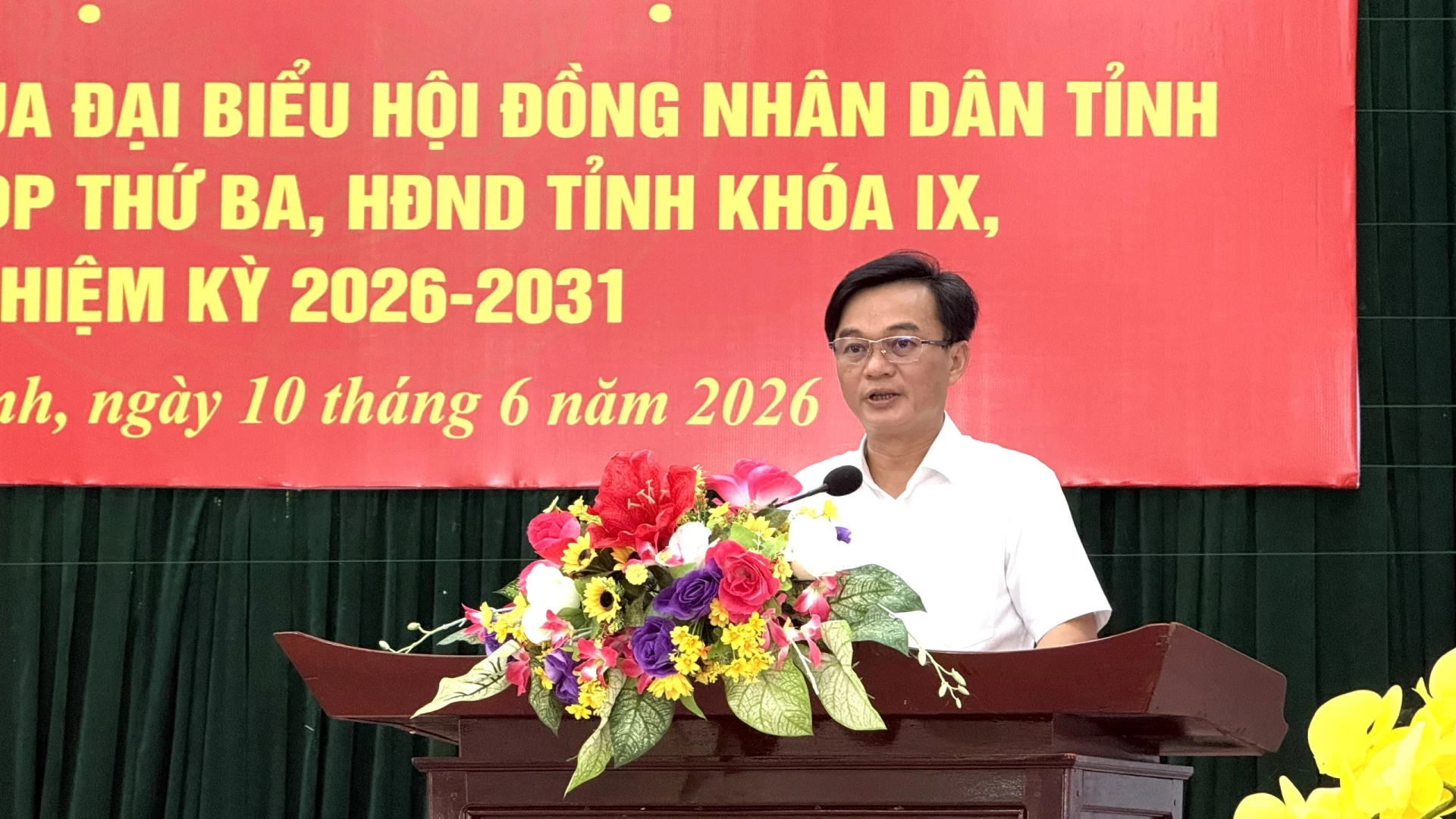 Đồng chí Nguyễn Chiến Thắng, Phó Bí thư Tỉnh ủy, Chủ tịch Ủy ban MTTQ Việt Nam tỉnh thông tin, làm rõ thêm một số nội dung mà cử tri quan tâm - Ảnh: N.L