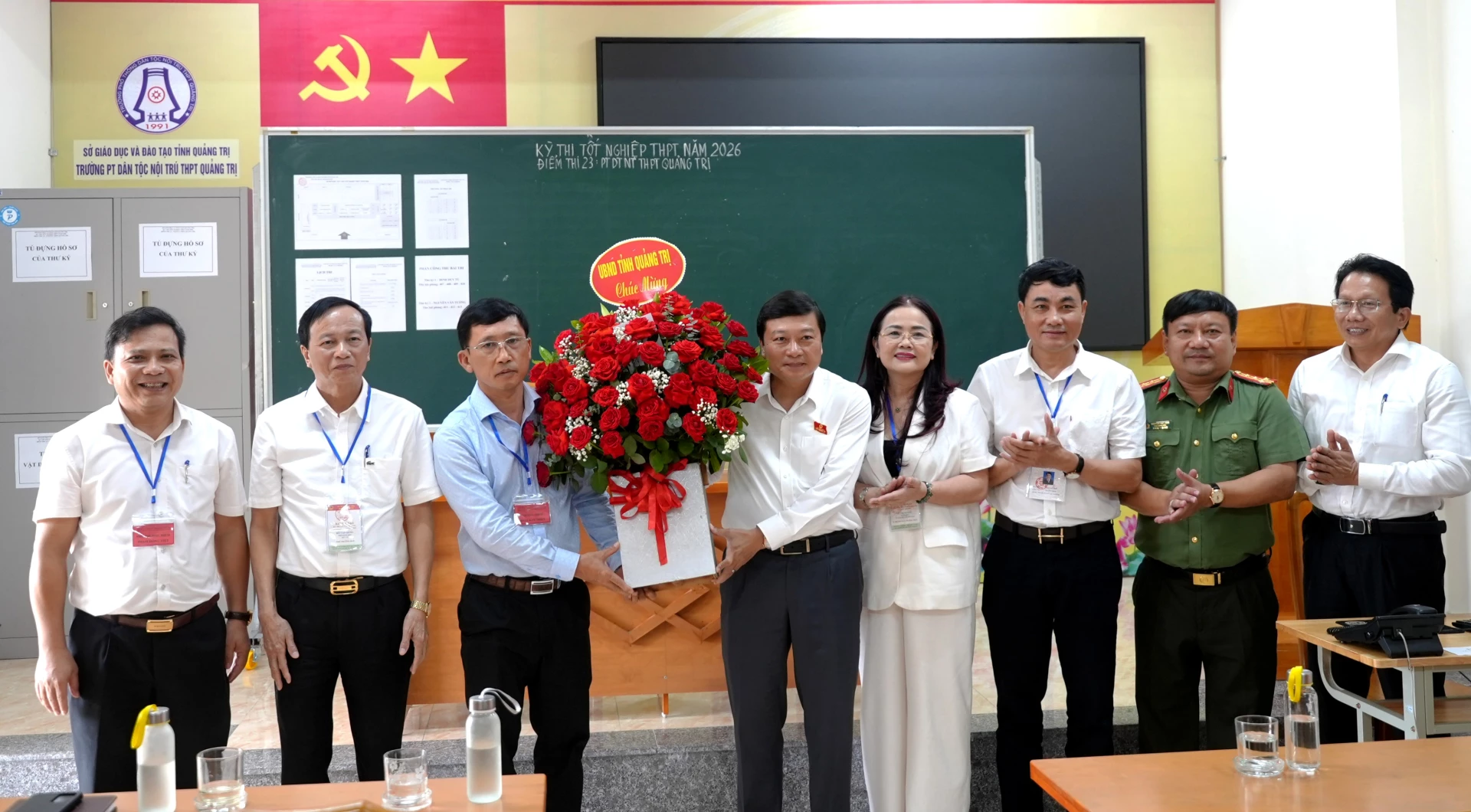 Đồng chí Lê Hồng Vinh, Chủ tịch UBND tỉnh tặng hoa cho cán bộ, giáo viên, nhân viên làm nhiệm vụ tại điểm thi Trường Phổ thông Dân tộc nội trú THPT Quảng Trị - Ảnh: T.Đ