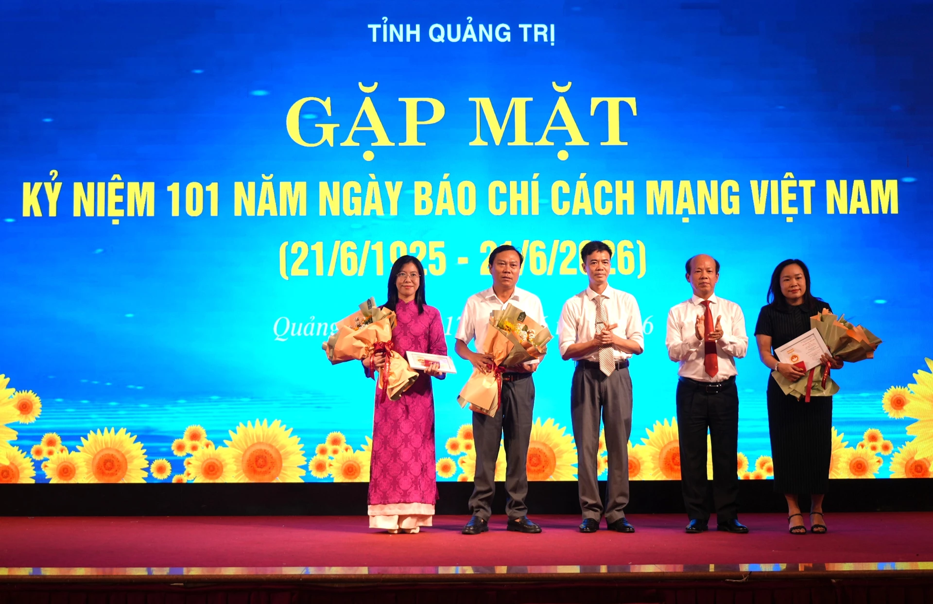 Các cá nhân được Hội Nhà báo Việt Nam tặng Kỷ niệm chương “Vì sự nghiệp báo chí Việt Nam” năm 2026 - Ảnh: T.Đ