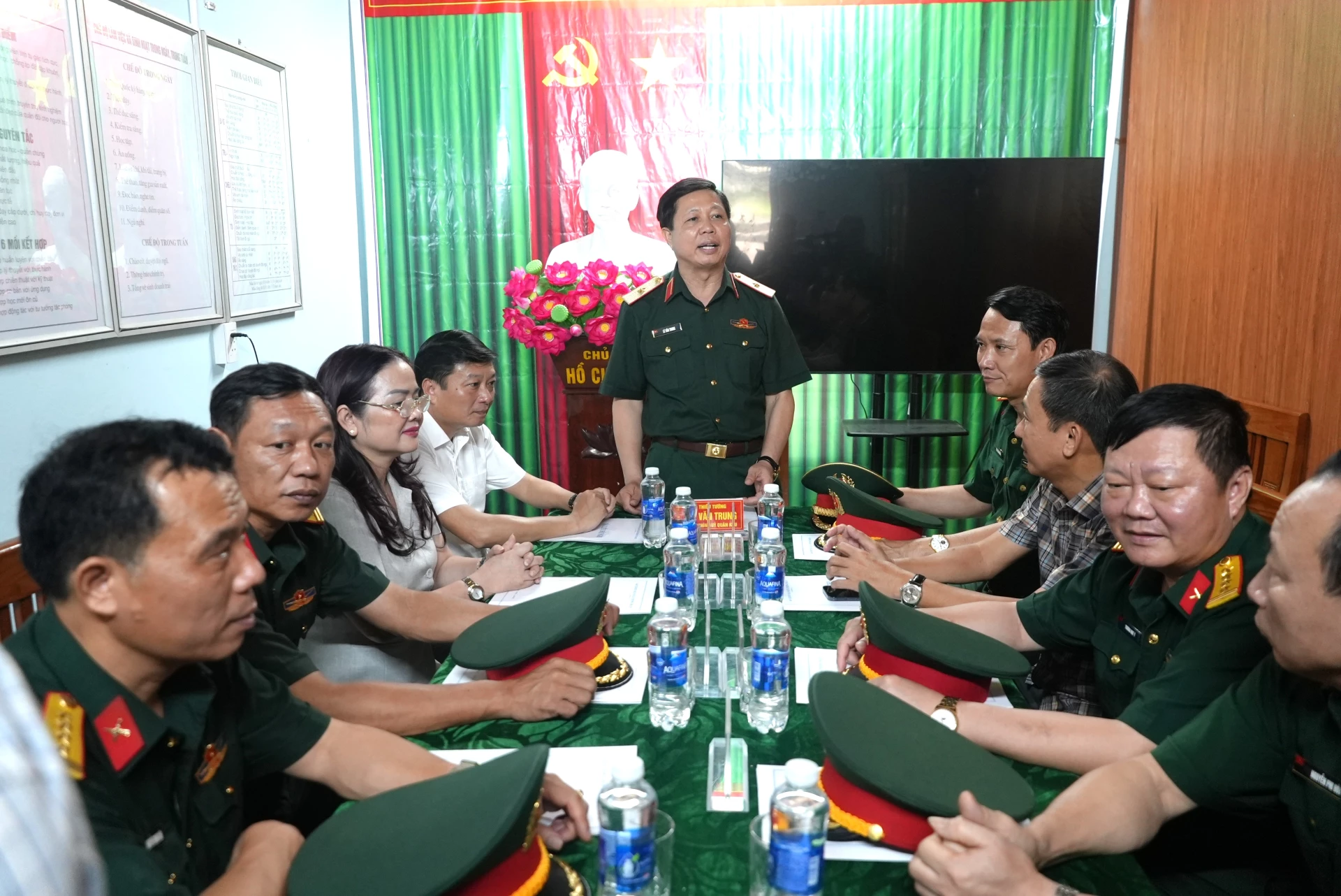 Thiếu tướng Lê Văn Trung, Phó Chính ủy Quân khu 4 chủ trì buổi làm việc với Ban CHQS xã Thượng Trạch - Ảnh: T.Đ