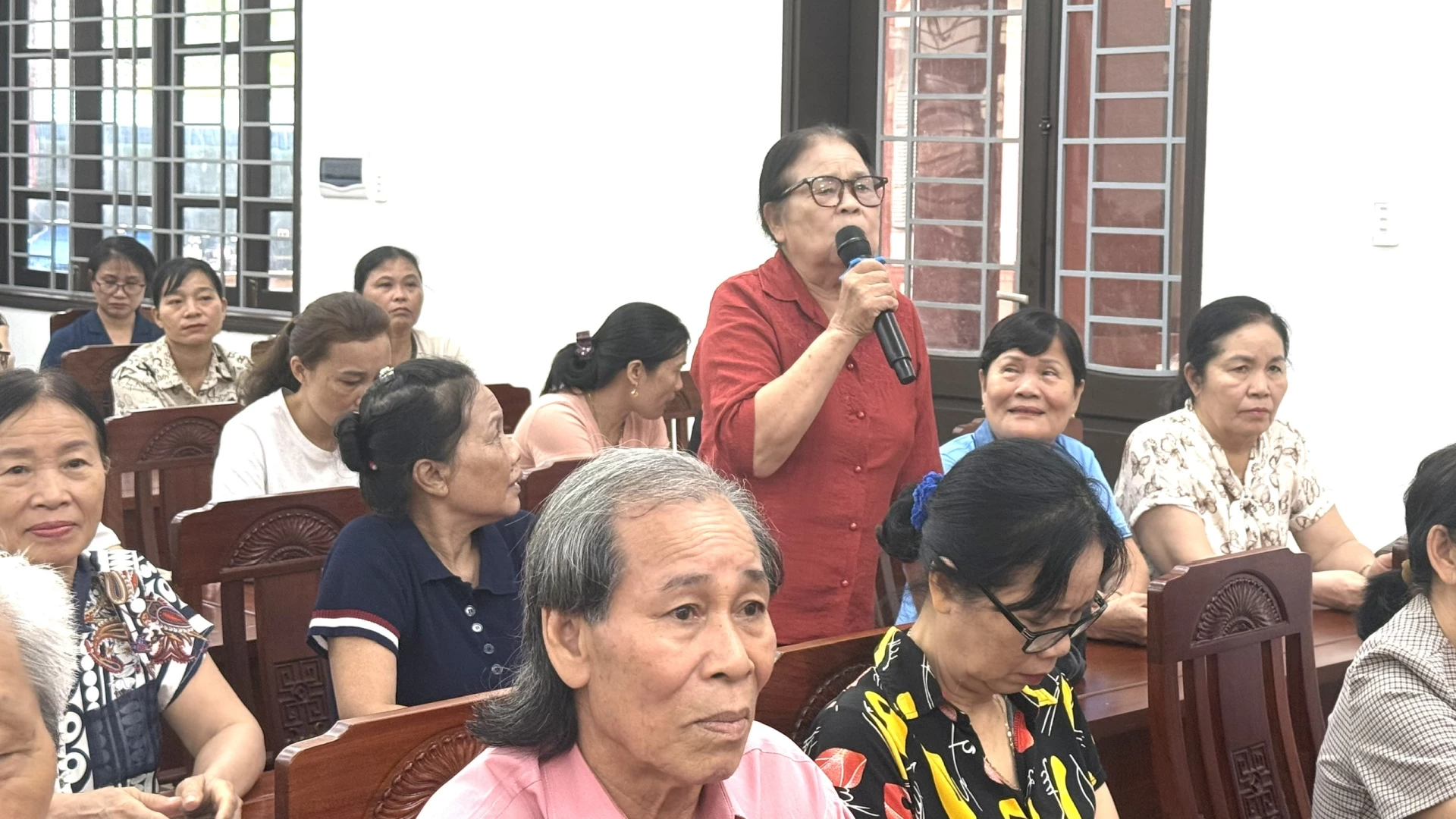 Cử tri phát biểu ý kiến - Ảnh: NL
