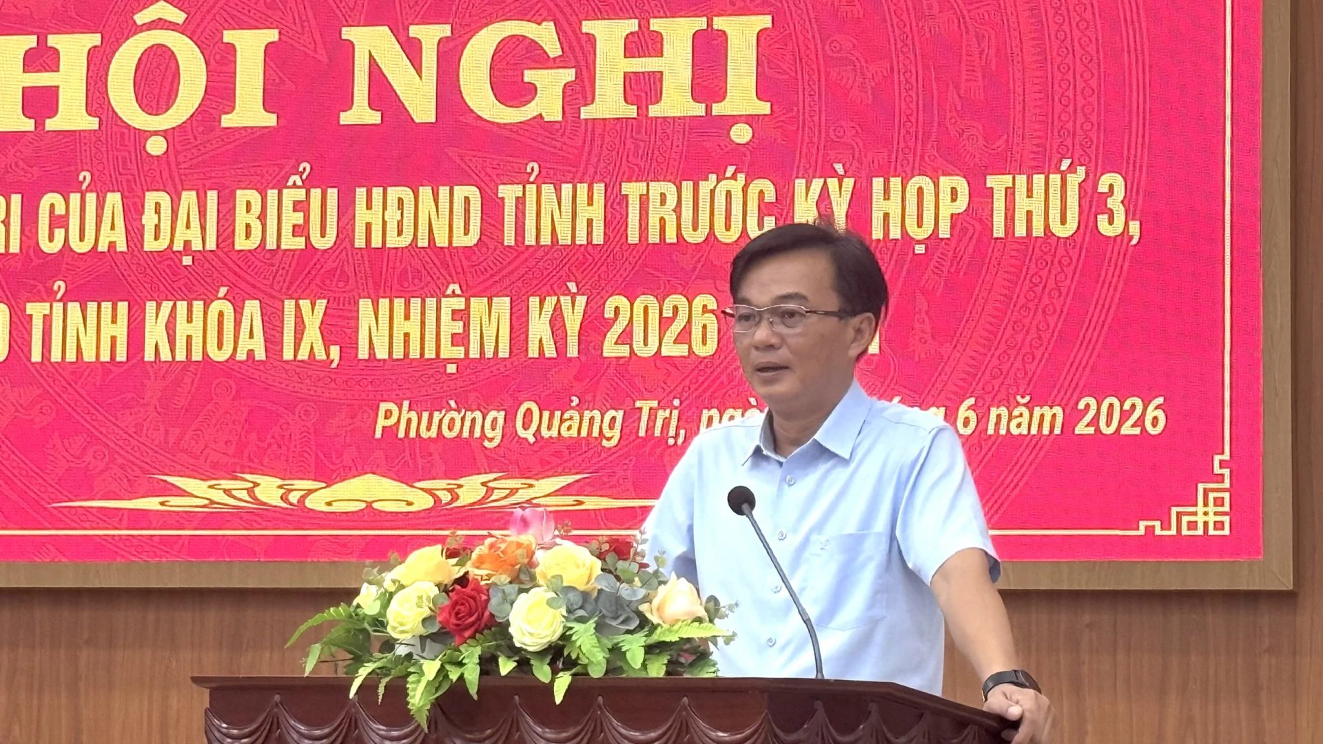 Đồng chí Nguyễn Chiến Thắng, Phó Bí thư Tỉnh ủy, Chủ tịch Ủy ban MTTQ Việt Nam tỉnh tiếp thu ý kiến của cử tri - Ảnh: NL