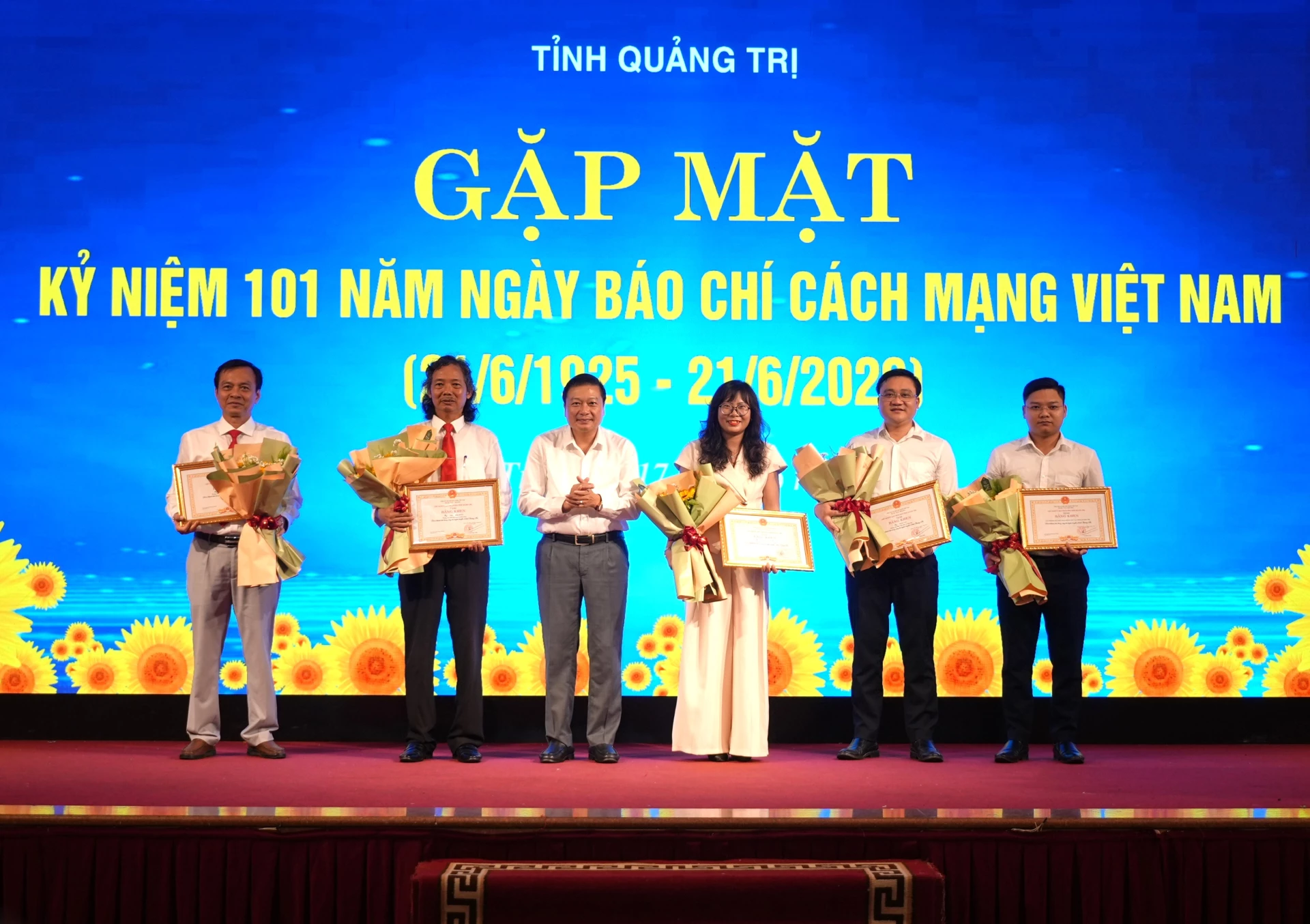 Đồng chí Lê Hồng Vinh, Chủ tịch UBND tỉnh tặng Bằng khen cho các tập thể, cá nhân đã có thành tích trong công tác tuyên truyền về tỉnh Quảng Trị - Ảnh: T.Đ