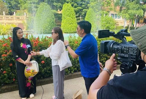 Phóng viên Báo và phát thanh, truyền hình tác nghiệp tại tỉnh Mukdahan, Thái Lan - Ảnh: L.V.N