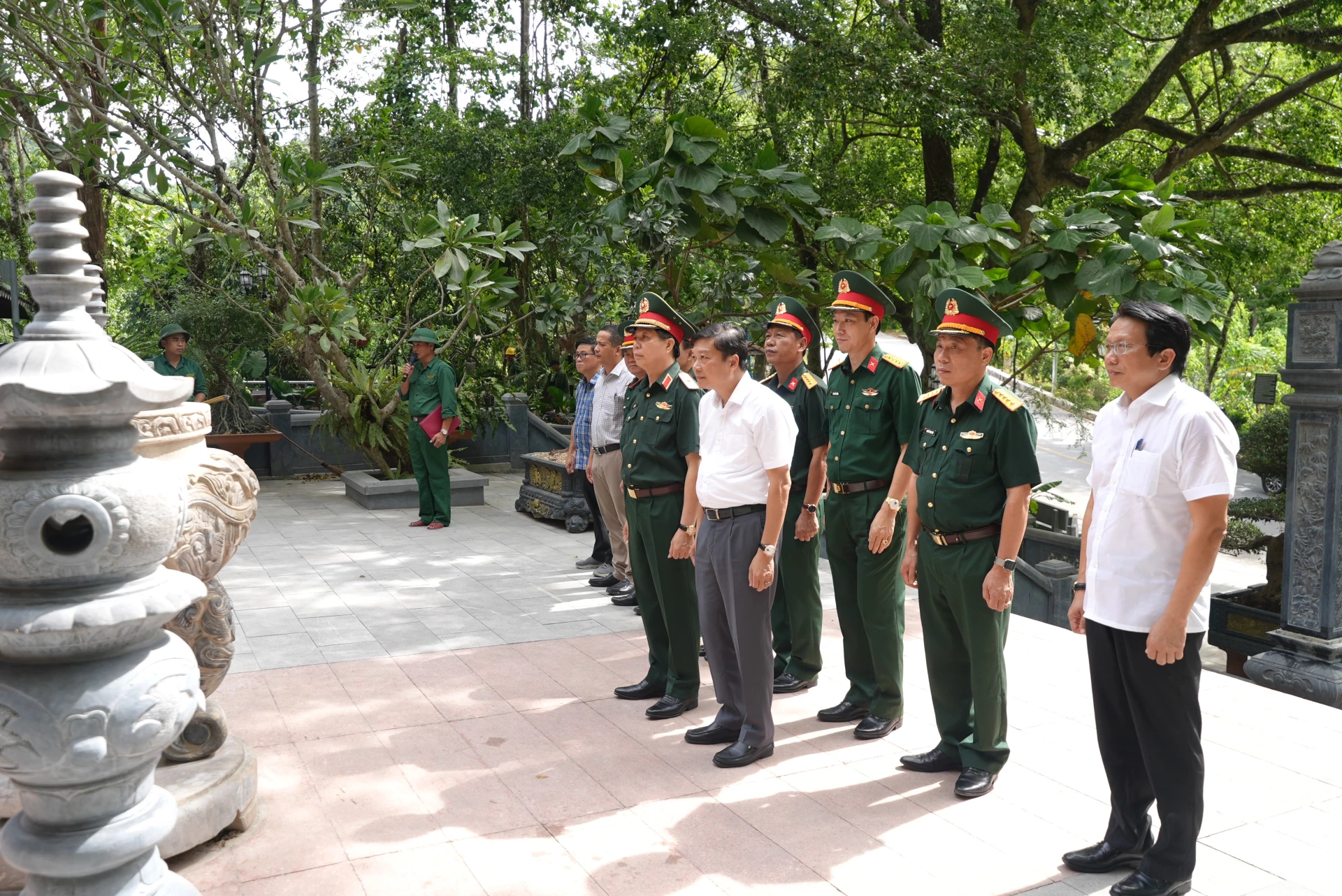 Thiếu tướng Lê Văn Trung, Phó Chính ủy Quân khu 4 và đồng chí Lê Hồng Vinh, Chủ tịch UBND tỉnh dâng hương tại Đền tưởng niệm các anh hùng liệt sĩ đường 20 Quyết thắng - Ảnh: T.Đ