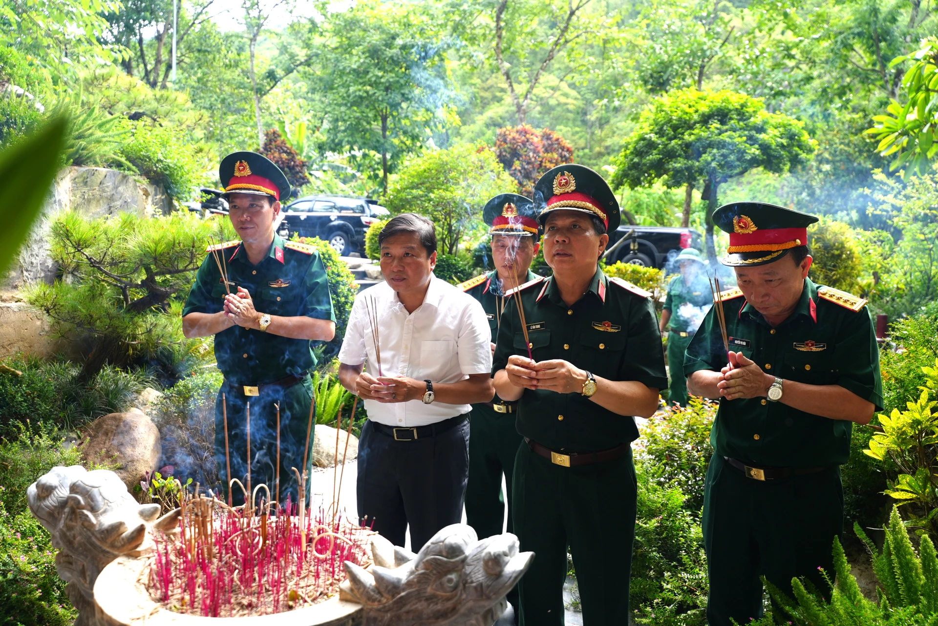 Thiếu tướng Lê Văn Trung, Phó Chính ủy Quân khu 4 và đồng chí Lê Hồng Vinh, Chủ tịch UBND tỉnh tri ân các anh hùng liệt sĩ - Ảnh: T.Đ