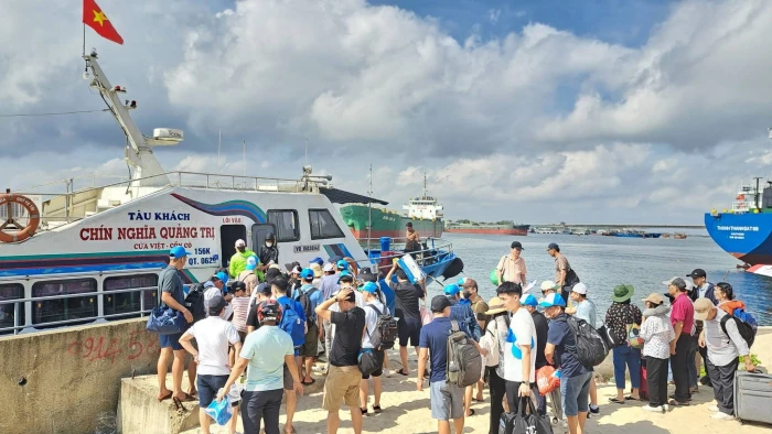 Giảm 10% giá vé tàu ra đảo Cồn Cỏ cho cán bộ, giáo viên ngành giáo dục Quảng Trị