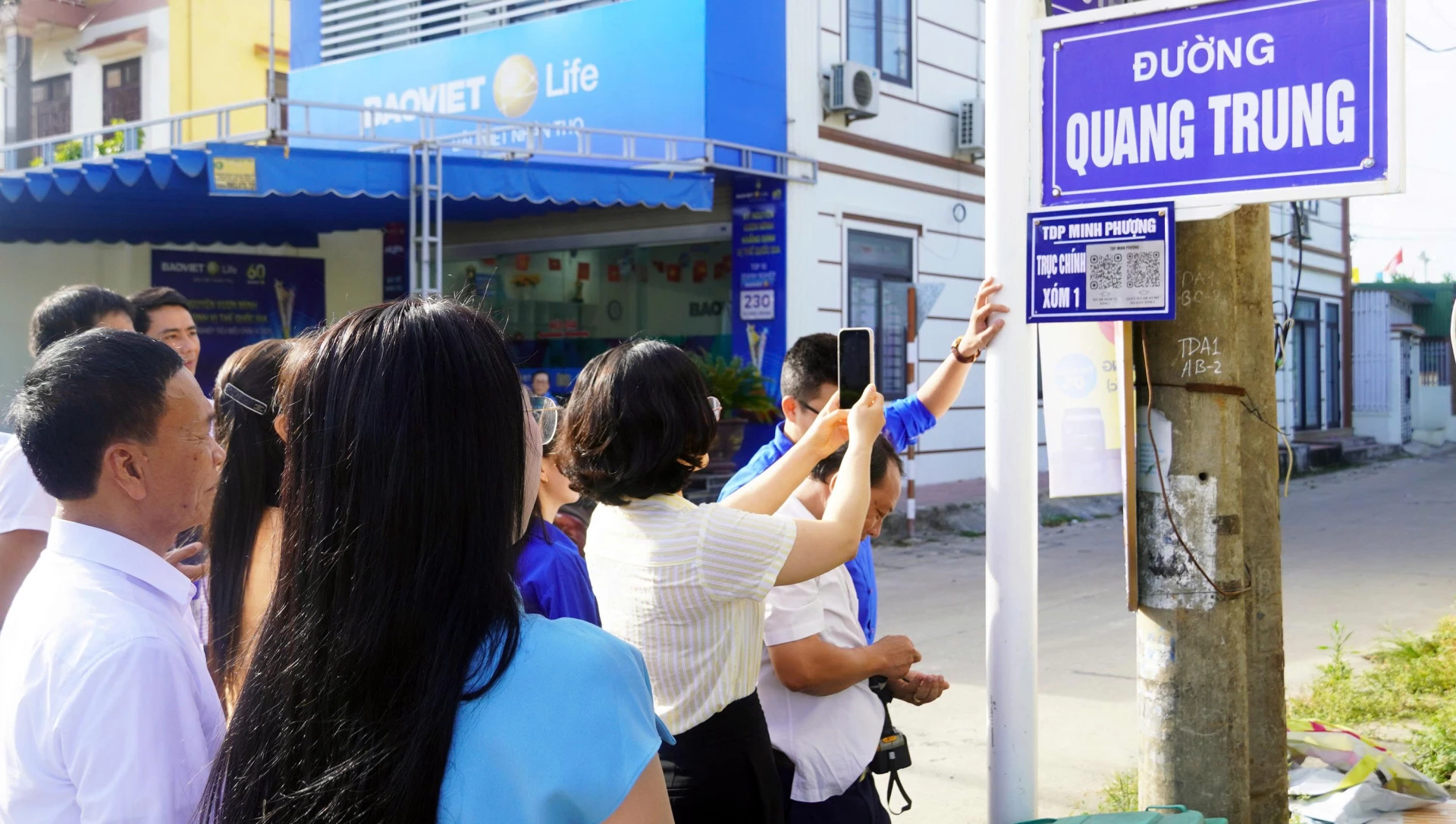 Người dân trải nghiệm tiện ích từ mô hình QR số nhà tại phường Bắc Gianh - Ảnh: C.Minh
