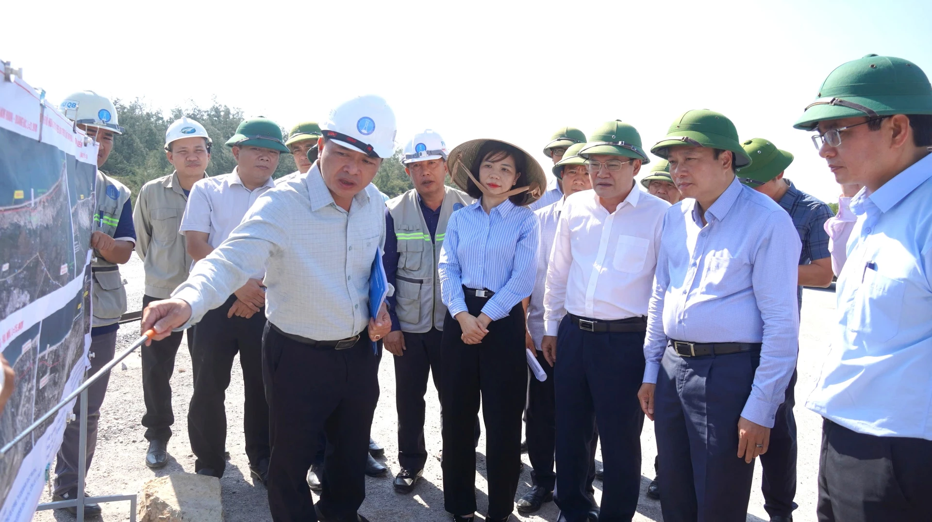 Đồng chí Lê Hồng Vinh, Chủ tịch UBND tỉnh kiểm tra tiến độ thực hiện dự án dự án thành phần 1 - Đường ven biển tại xã Cam Hồng - Ảnh: T.Đ
