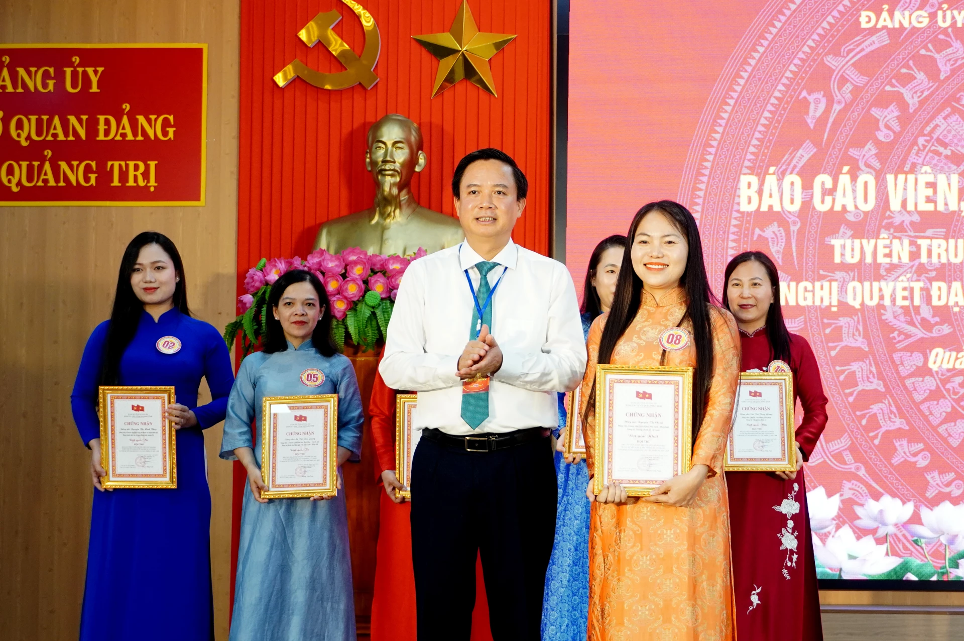 Đồng chí Phạm Tiến Nam, Phó Bí thư Đảng ủy các cơ quan Đảng tỉnh, Trưởng ban Tổ chức hội thi trao giải cho thí sinh đoạt giải Nhất - Ảnh: H.Tr