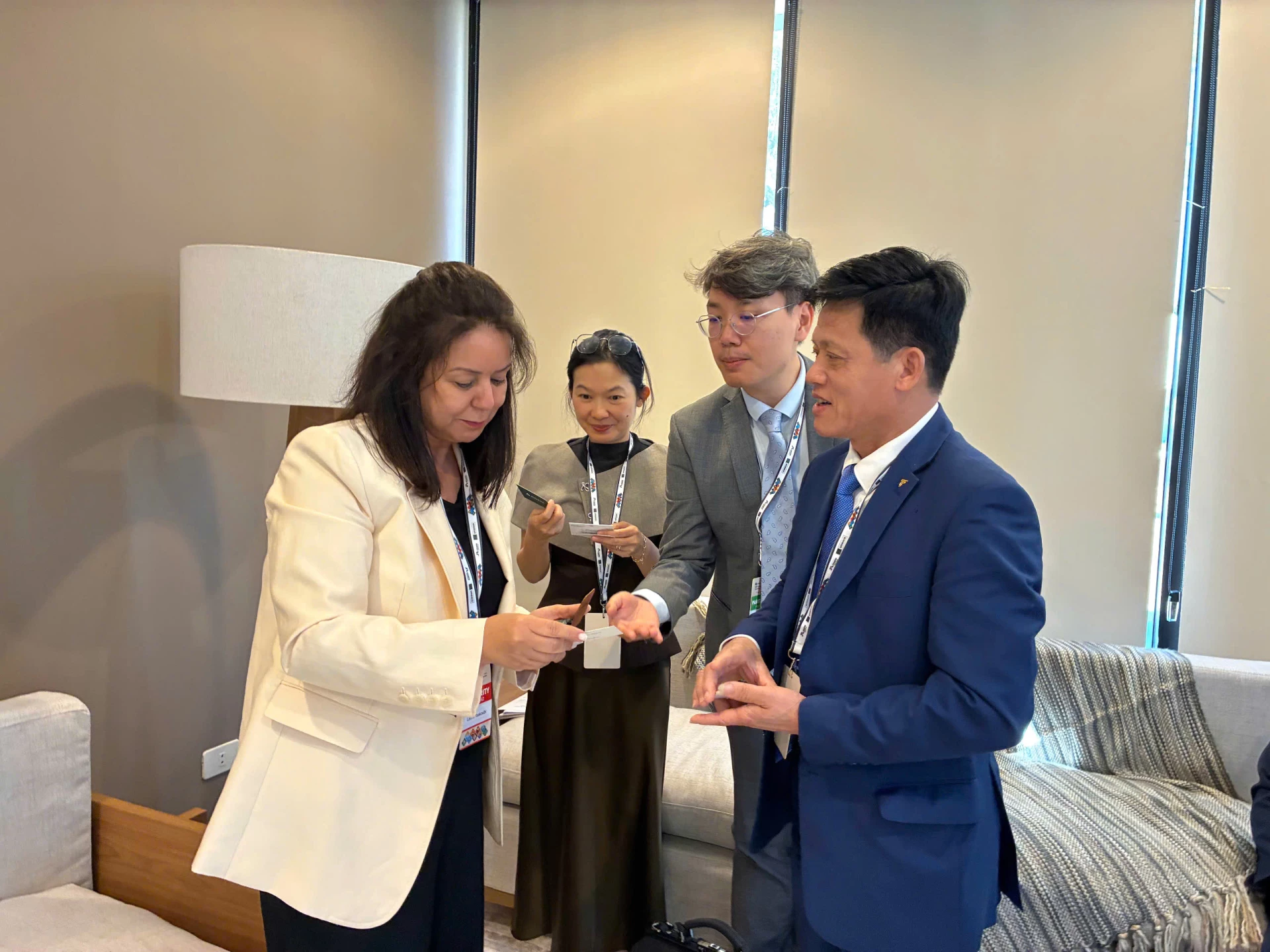 Đồng chí Lê Văn Bảo, Phó Chủ tịch UBND tỉnh trao đổi cùng bà Latifa Yaacoubi, Chủ tịch MAB-ICC, nhiệm kỳ 2024 – 2026 - Ảnh: T.Đ