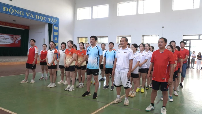 Thắt chặt đoàn kết qua giải bóng chuyền hơi Công đoàn