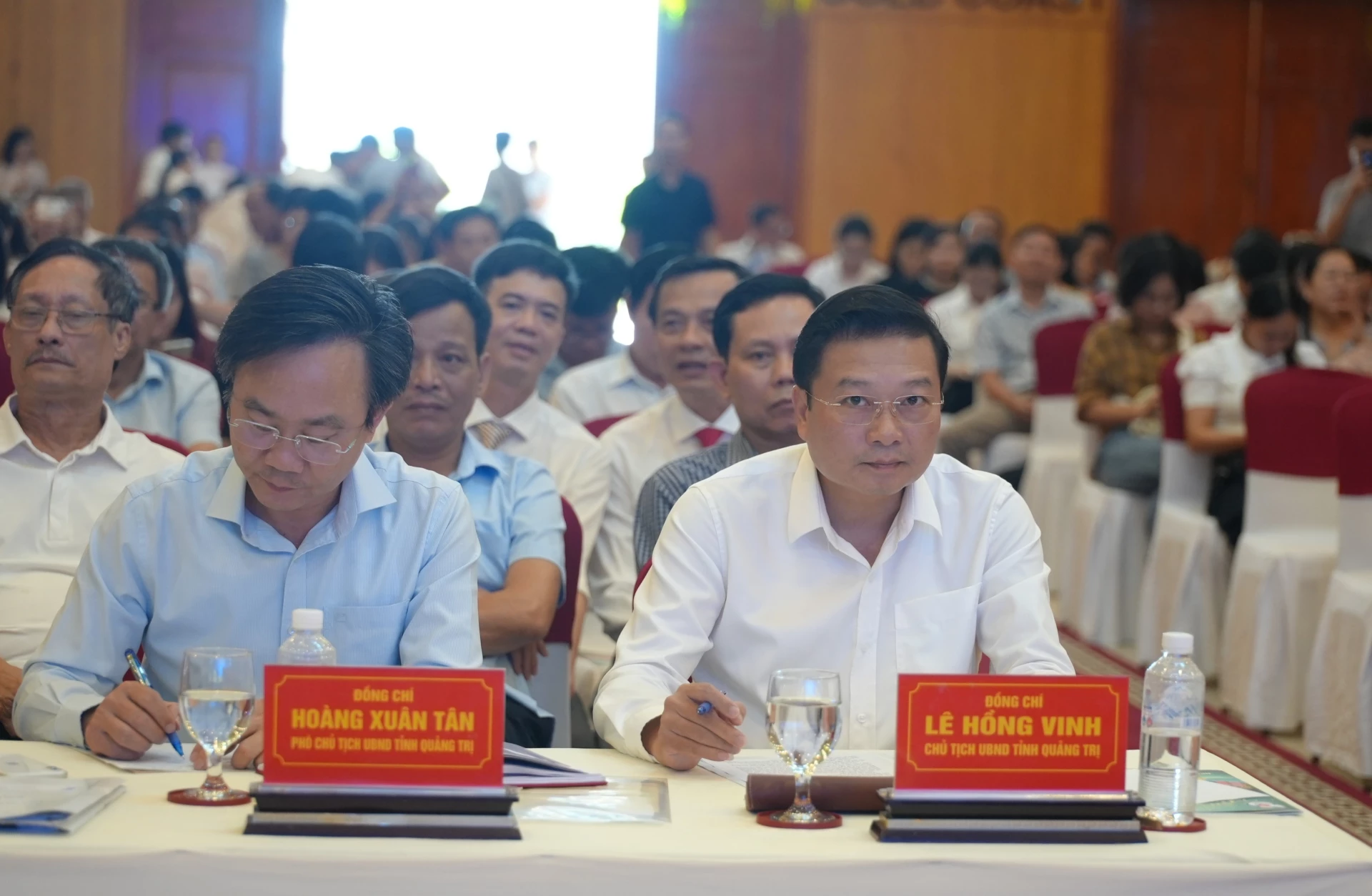 Đồng chí Lê Hồng Vinh, Chủ tịch UBND tỉnh và đồng chí Hoàng Xuân Tân, Phó Chủ tịch UBND tỉnh dự buổi gặp mặt - Ảnh: T.Đ
