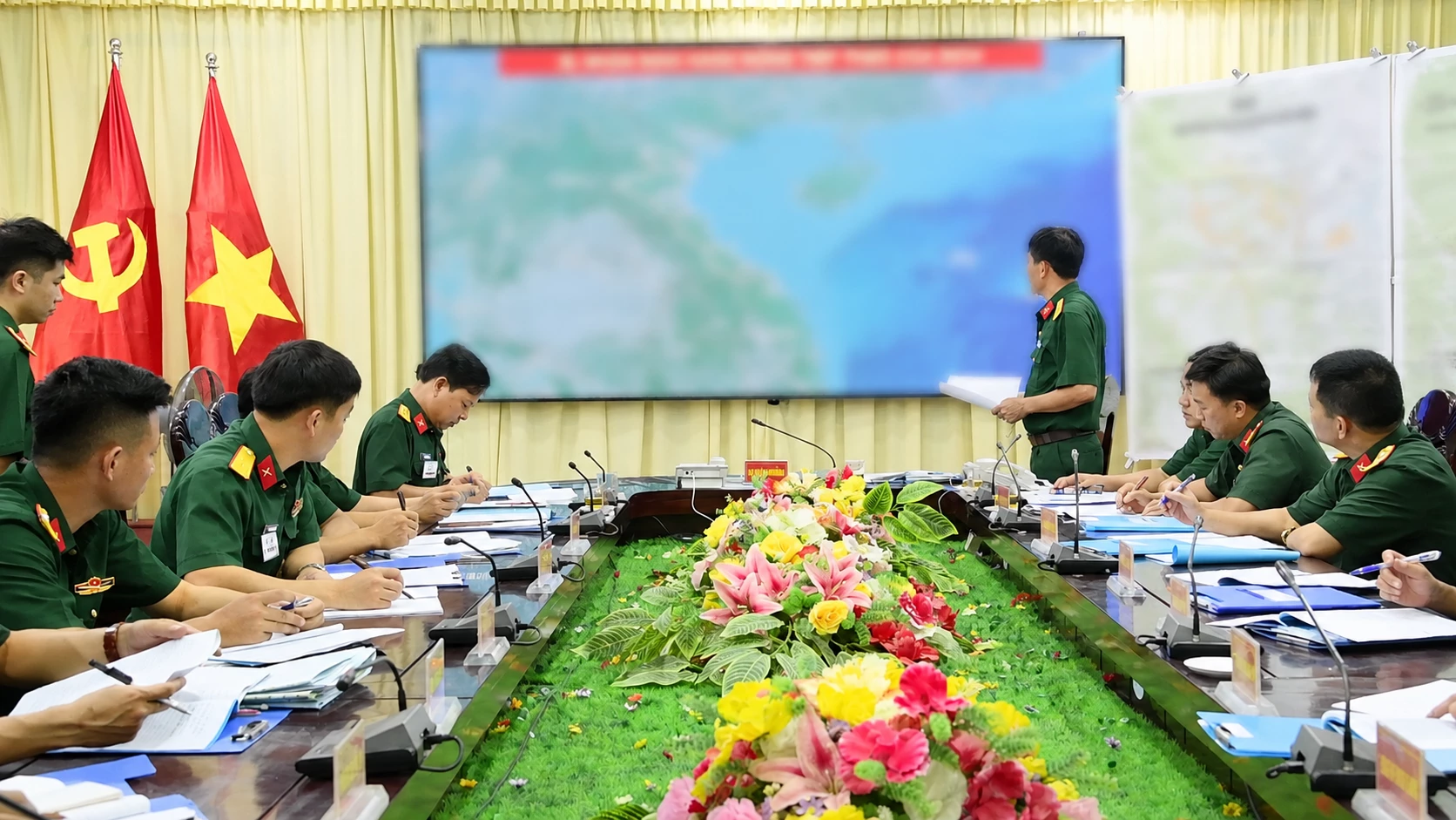 Sư đoàn trưởng triển khai công tác cho cơ quan.
