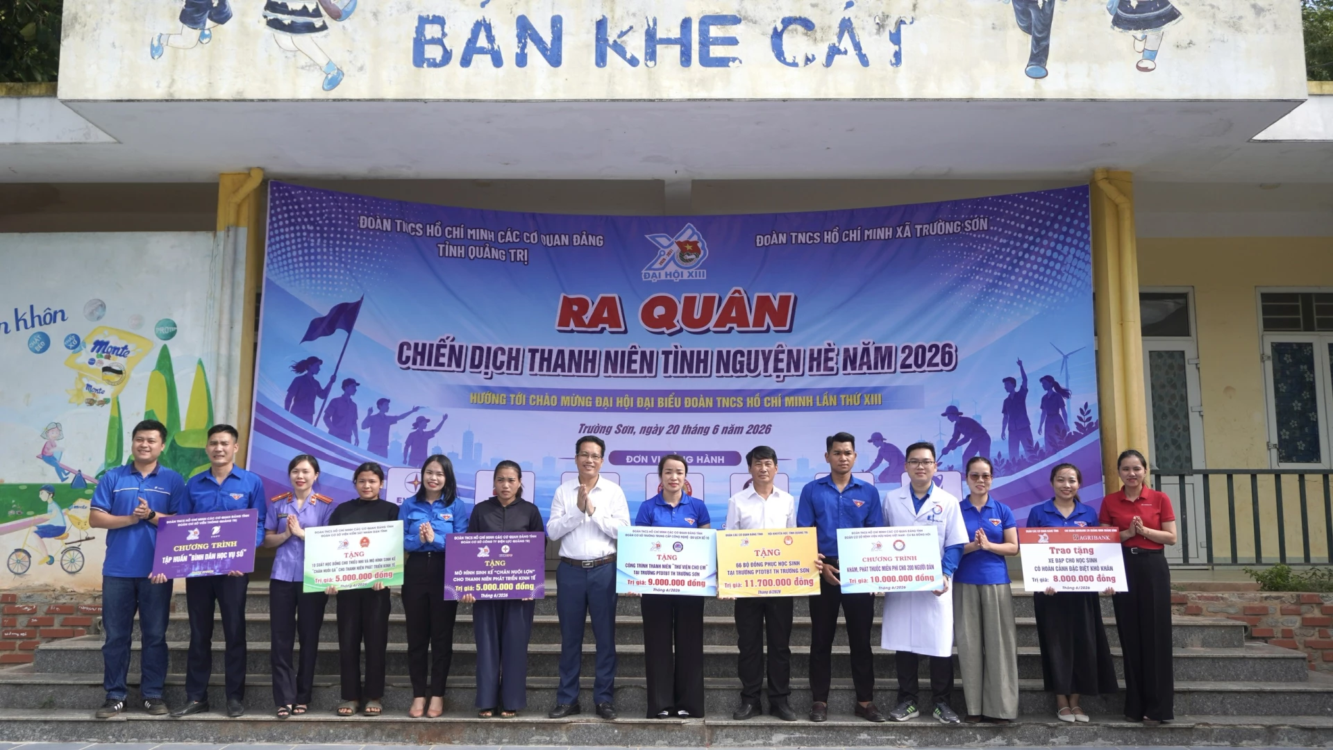 Nhiều hoạt động an sinh xã hội hướng về đồng bào vùng sâu, vùng xa và học sinh có hoàn cảnh khó khăn – Ảnh: H.T