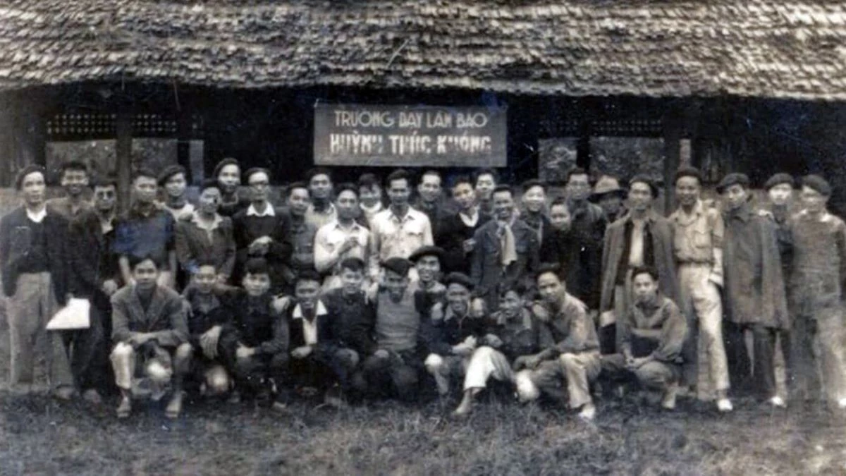Học viên lớp đầu tiên và duy nhất của Trường dạy làm báo Huỳnh Thúc Kháng - Ảnh: Tư liệu
