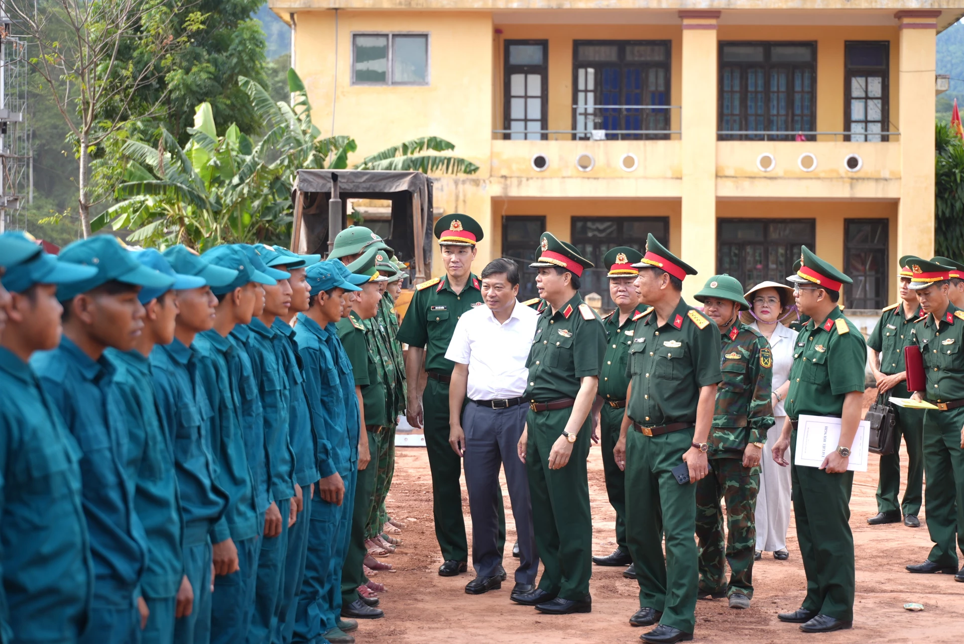Thiếu tướng Lê Văn Trung, Phó Chính ủy Quân khu 4 và đồng chí Lê Hồng Vinh, Chủ tịch UBND tỉnh thăm, động viên các lực lượng tham gia xây dựng trường học - Ảnh: T.Đ