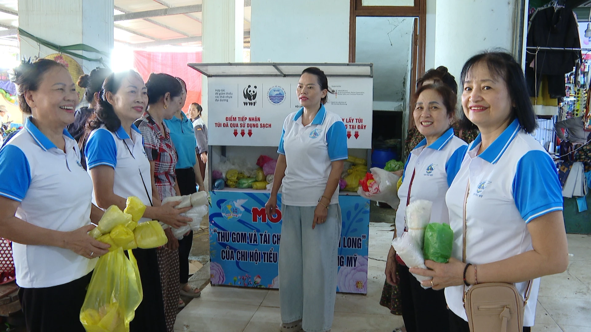 Mô hình thu gom và tái sử dụng túi nilon của tiểu thương chợ Đồng Mỹ - Ảnh: N.Tr 