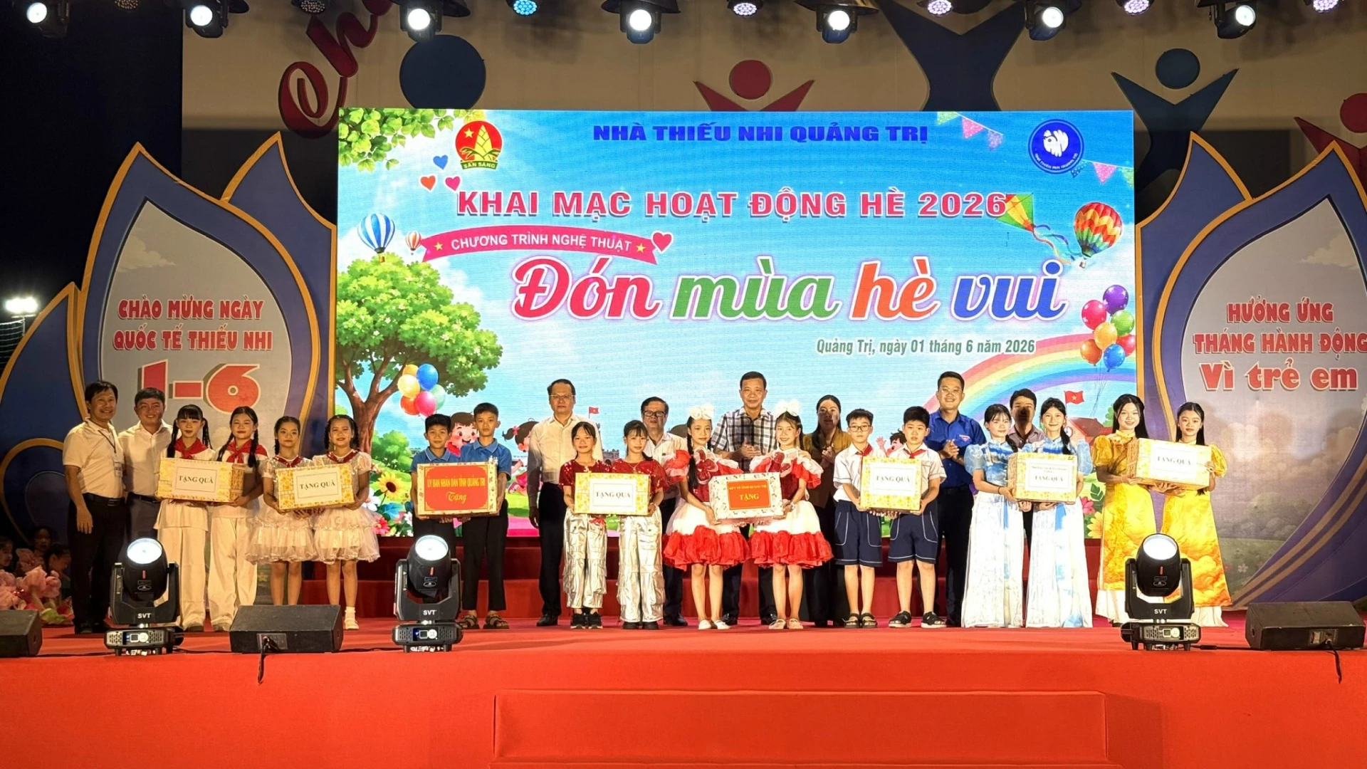 Lãnh đạo các sở, ban, ngành tặng quà cho các em thiếu nhi - Ảnh: NL