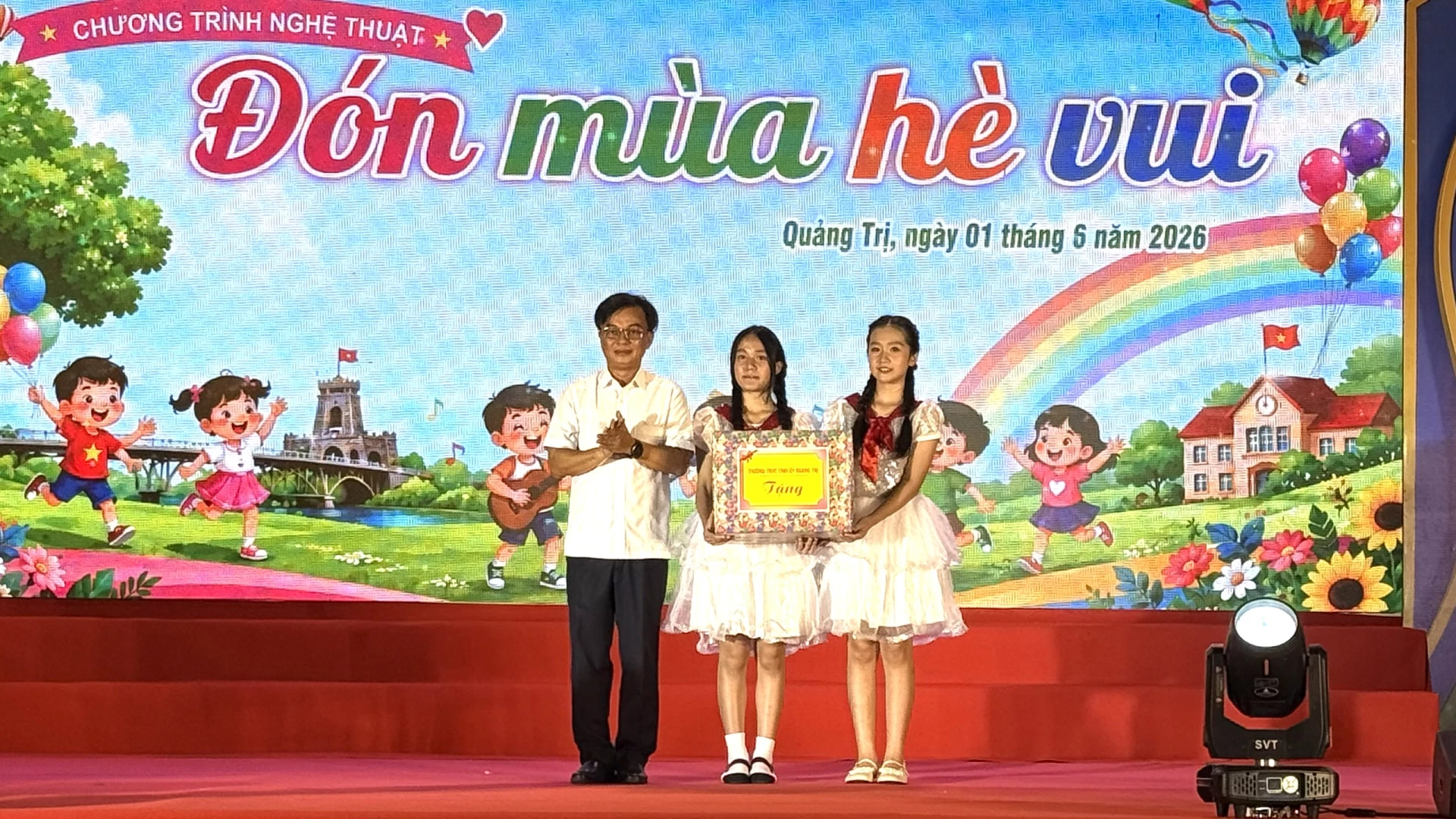 Đồng chí Nguyễn Chiến Thắng, Phó Bí thư Tỉnh ủy, Chủ tịch Ủy ban MTTQ Việt Nam tỉnh tặng quà cho các em thiếu nhi - Ảnh: NL
