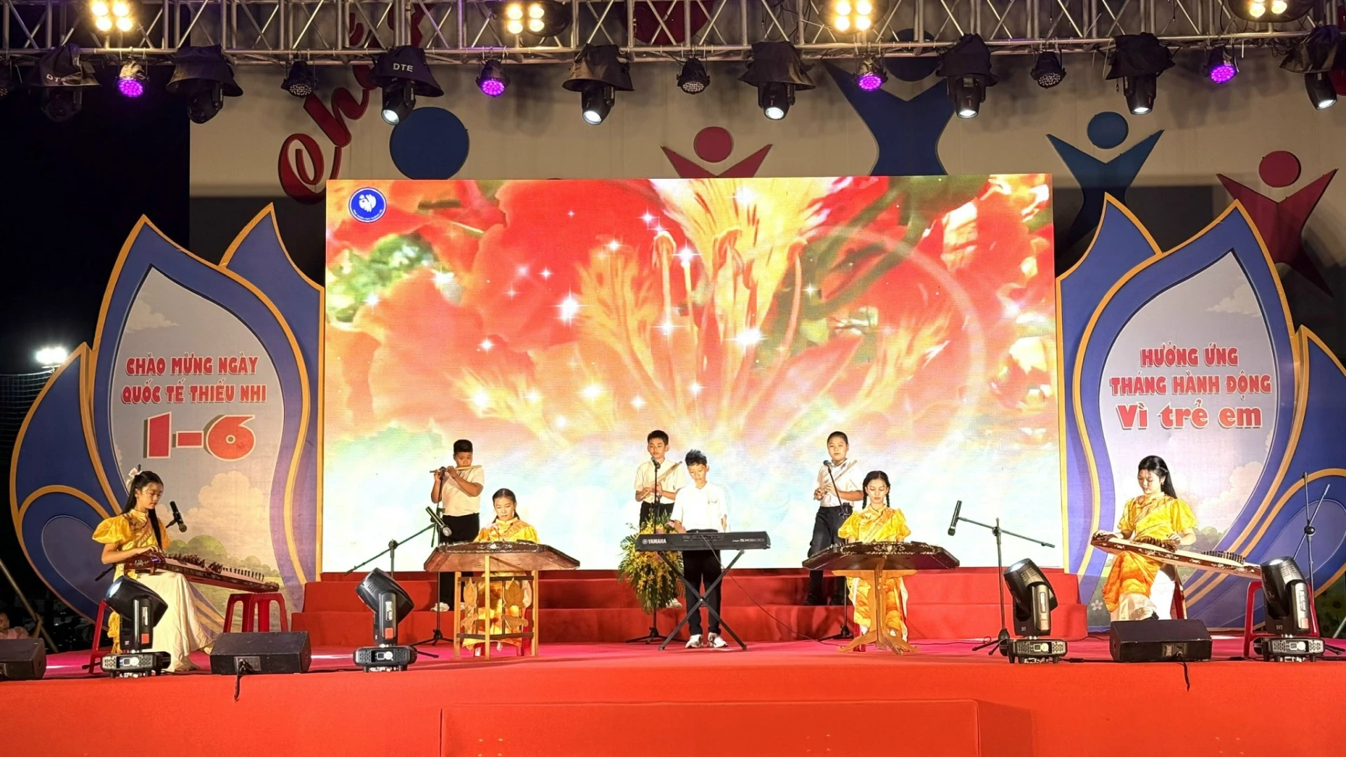 Tiết mục văn nghệ tại chương trình - Ảnh: NL