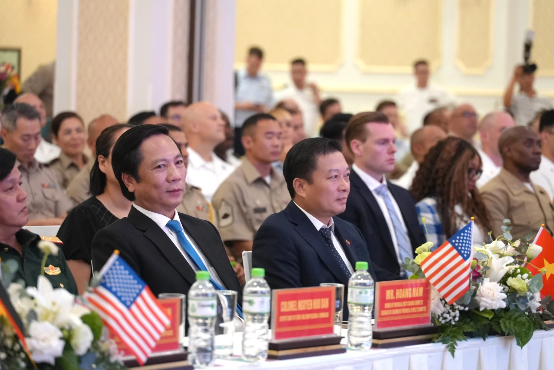Đồng chí Lê Hồng Vinh, Chủ tịch UBND tỉnh và đồng chí Hoàng Nam, Phó Chủ tịch Thường trực UBND tỉnh tham dự lễ khai mạc - Ảnh: T.Đ
