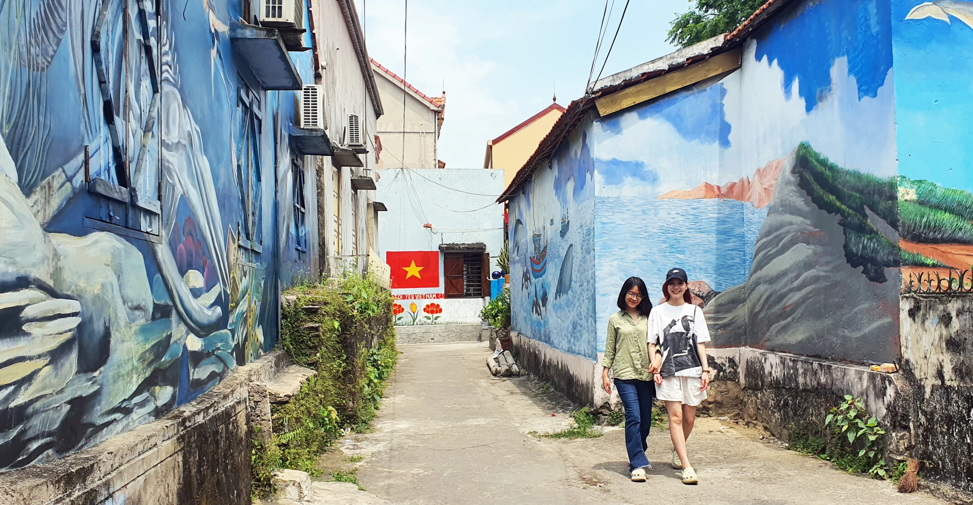 Du khách tham quan làng bích họa Cảnh Dương - Ảnh: N.M