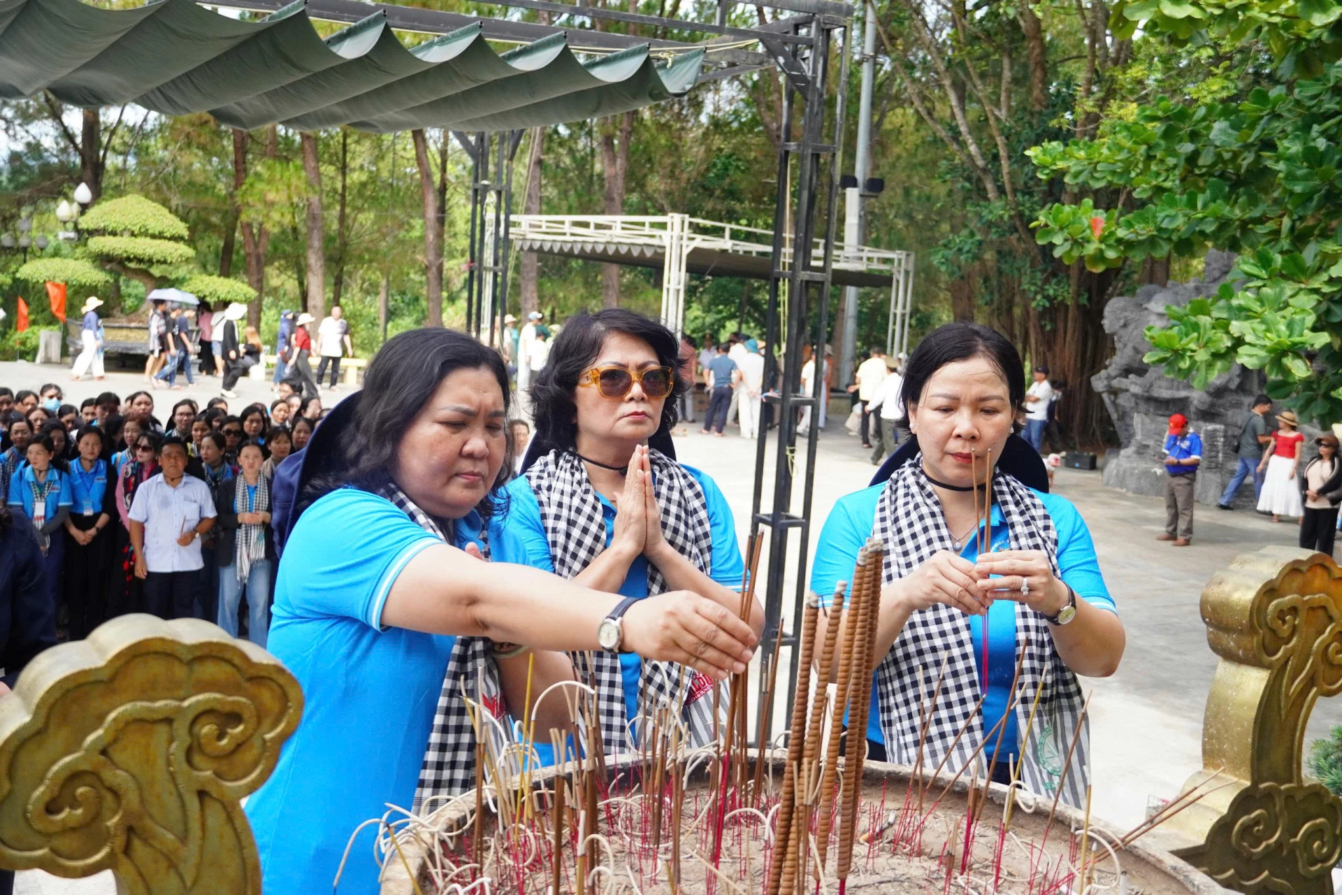 Dâng hương tưởng nhớ, tri ân công ơn các Anh hùng Liệt sĩ tại Nghĩa trang Liệt sĩ Quốc gia Trường Sơn - Ảnh: NL