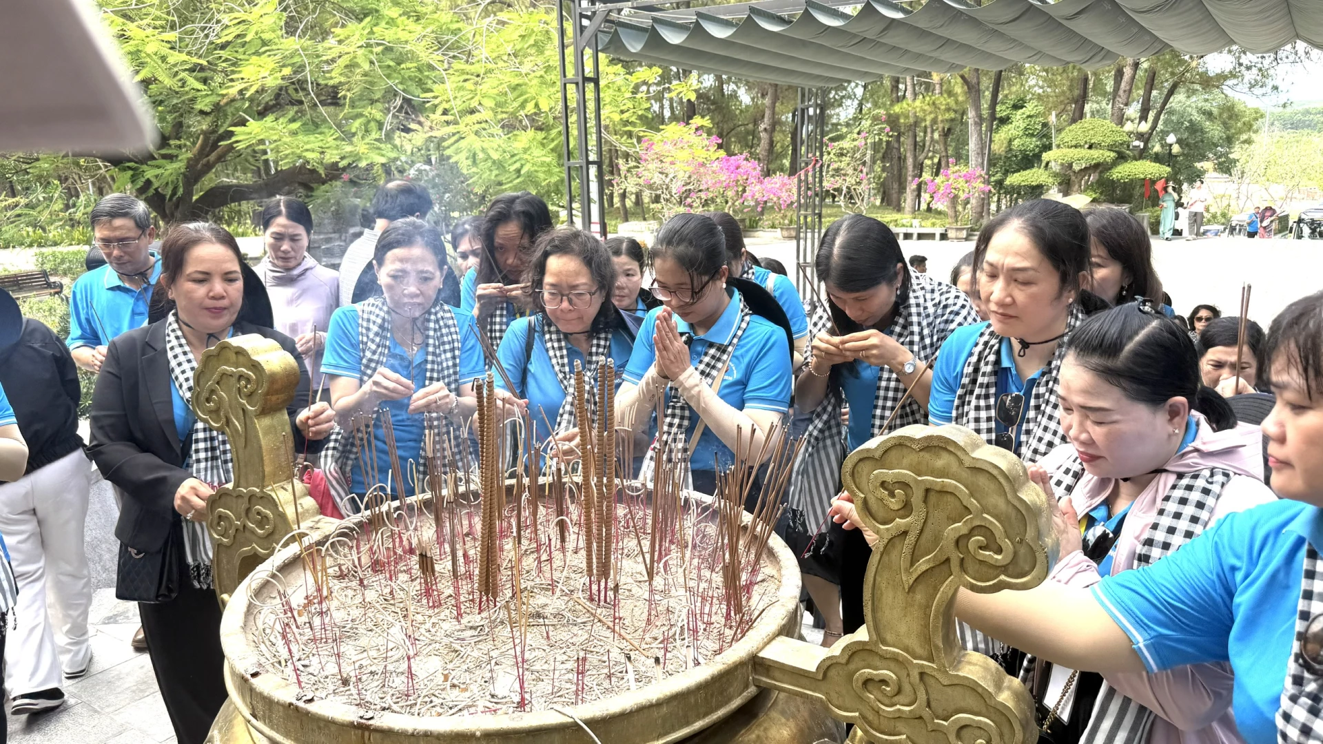 Dâng hương tại NTLS Quốc gia Đường 9 -Ảnh: NL