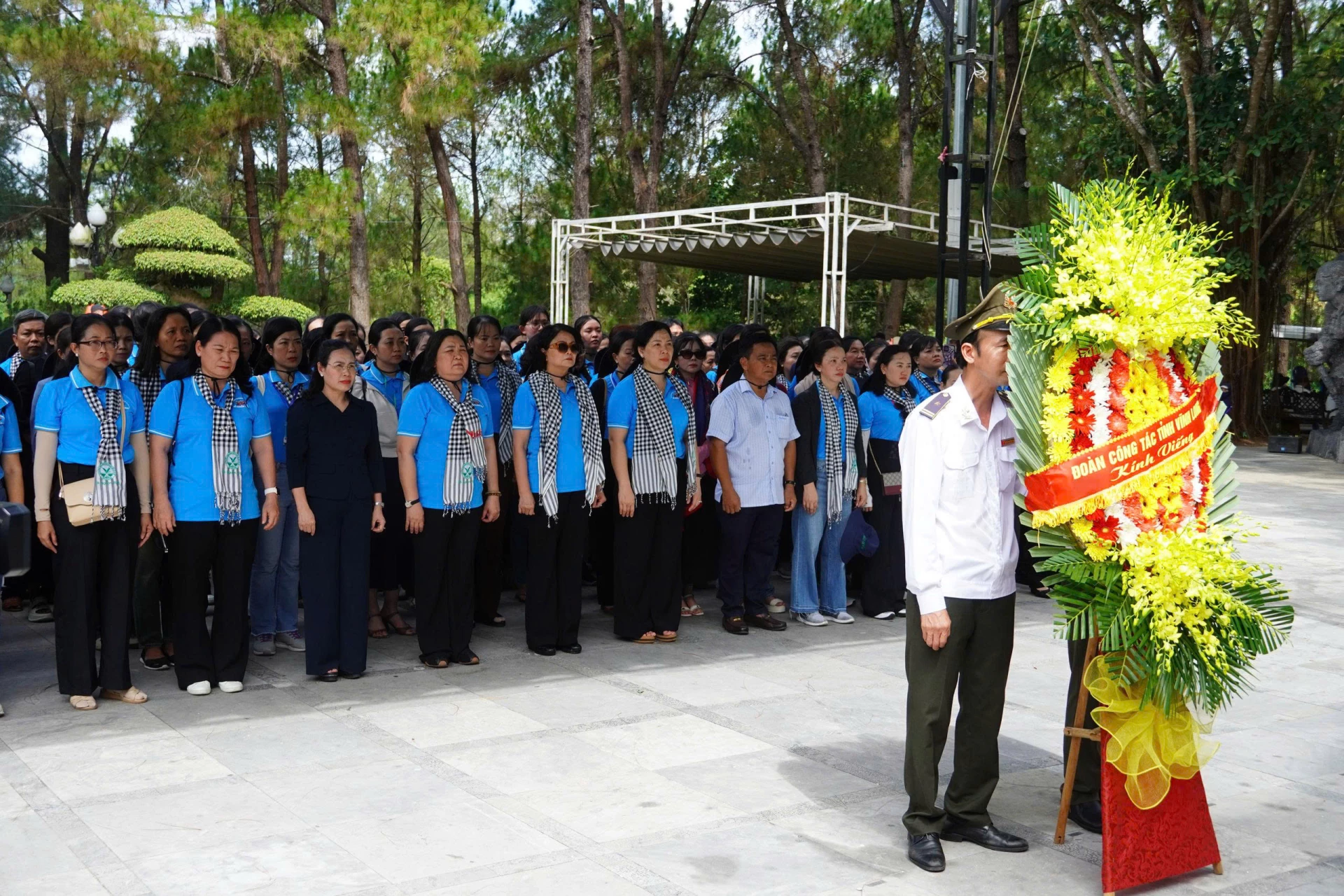 Đoàn dâng hoa, dâng hương tại Nghĩa trang Liệt sĩ Quốc gia Trường Sơn - Ảnh: NL