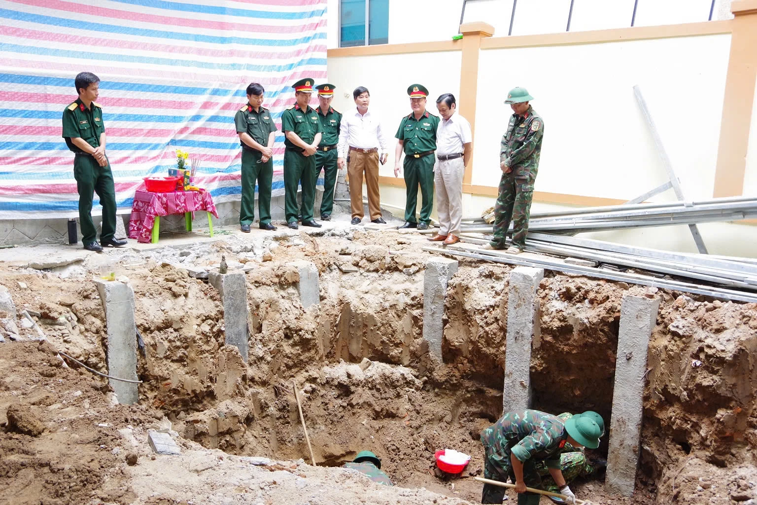 Đội quy tập 584, Phòng Chính trị, Bộ CHQS tỉnh quy tập hài cốt Liệt sĩ tại phường Quảng Trị - Ảnh: NL