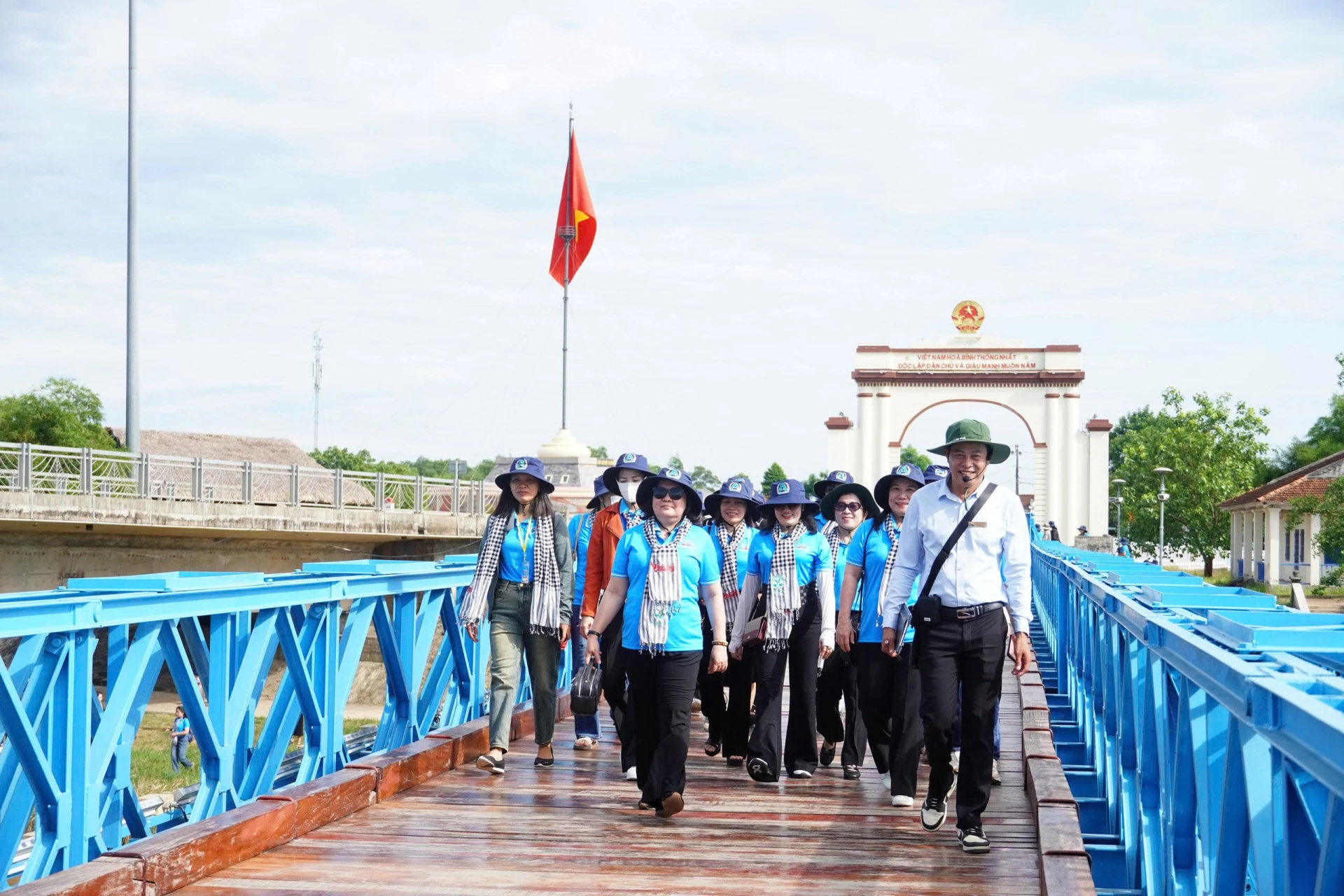 Đoàn tham quan Di tích Quốc gia đặc biệt đôi bờ Hiền Lương - Bến Hải - Ảnh: NL
