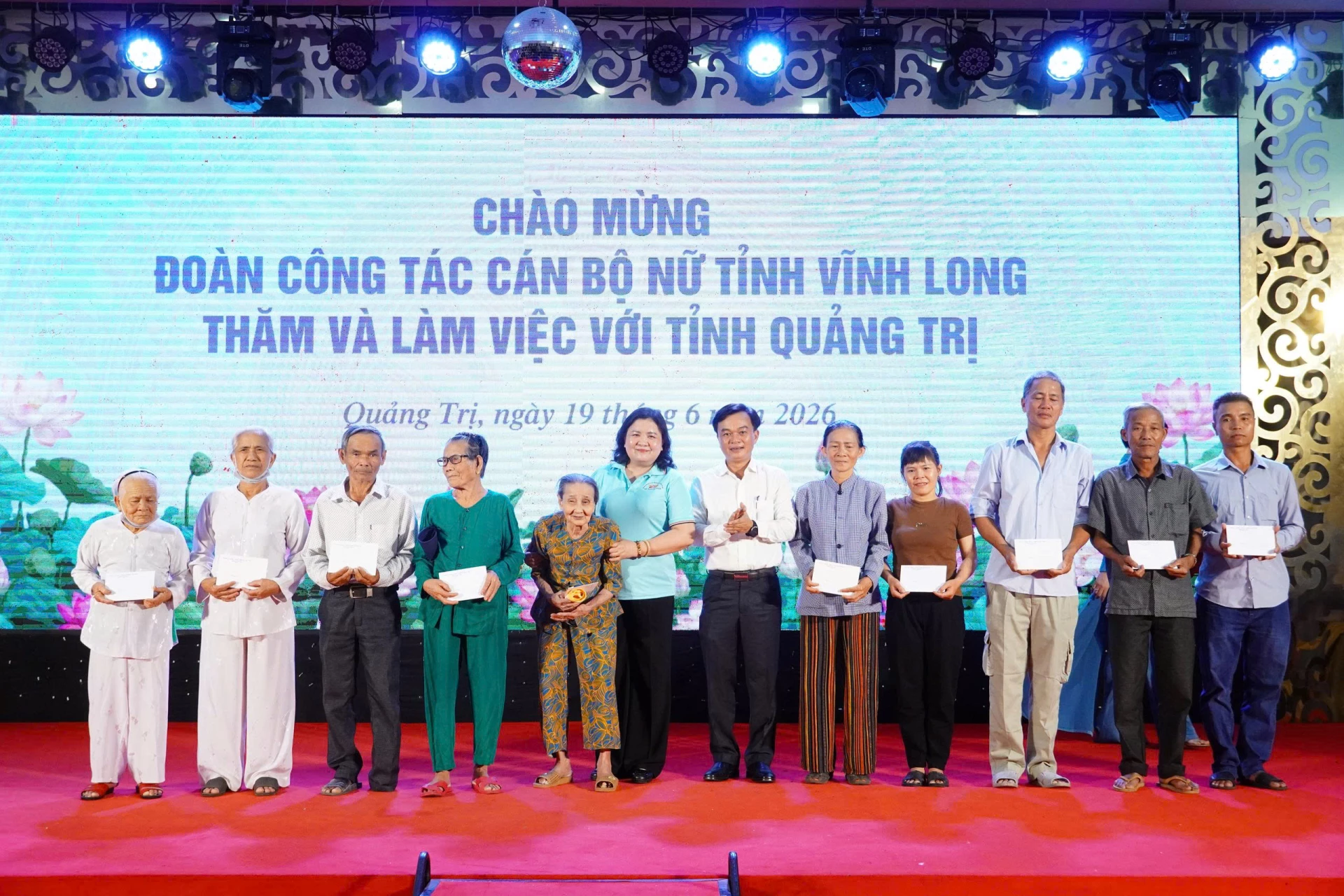 Lãnh đạo tỉnh Vĩnh Long và tỉnh Quảng Trị trao quà cho các gia đình chính sách - Ảnh: NL
