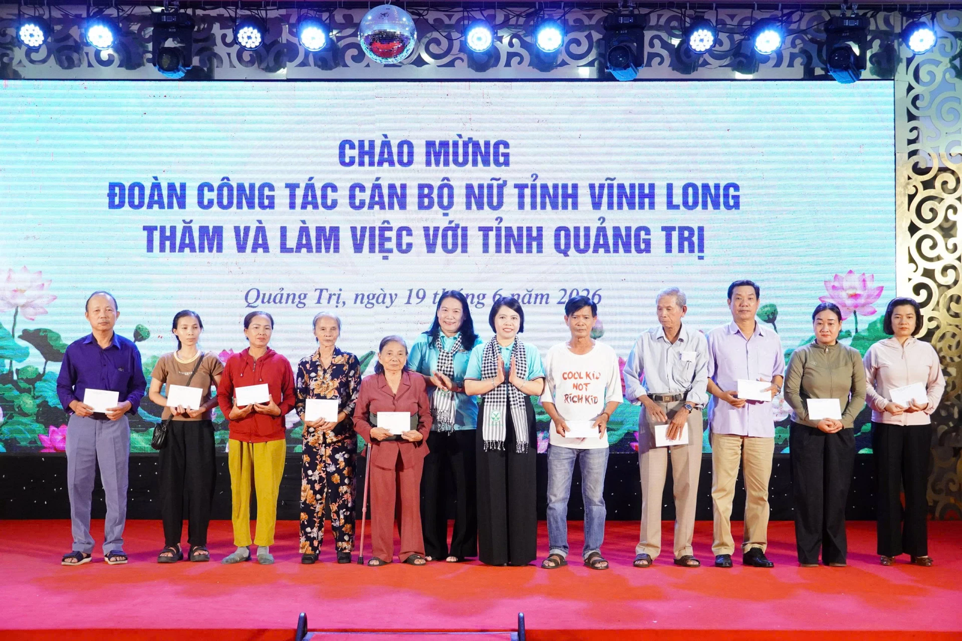 Lãnh đạo tỉnh Vĩnh Long và tỉnh Quảng Trị trao quà cho các gia đình chính sách tỉnh Quảng Trị - Ảnh: NL