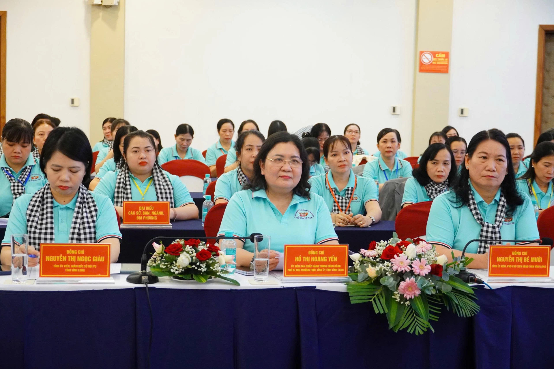 Các đồng chí lãnh đạo tỉnh Vĩnh Long tham dự buổi làm việc - Ảnh: NL