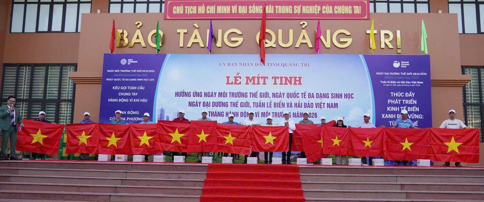 Tặng quà và cờ Tổ quốc cho các ngư dân tại lễ mít tinh hưởng ứng Tháng hành động vì môi trường năm 2026 -Ảnh: CTV
