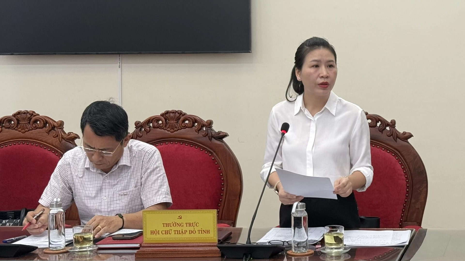 Đại diện Ban Thường vụ Hội Chữ thập đỏ tỉnh báo cáo công tác chuẩn bị đại hội - Ảnh: NL