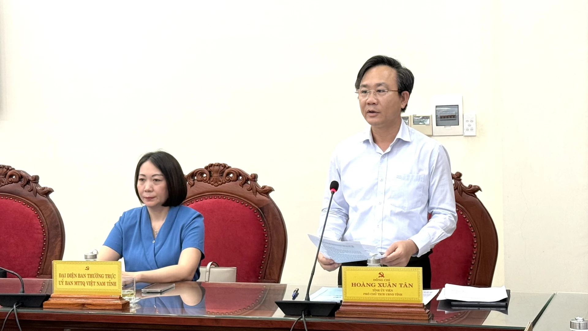 Đồng chí Hoàng Xuân Tân, Phó Chủ tịch UBND tỉnh phát biểu tại hội nghị - Ảnh: NL