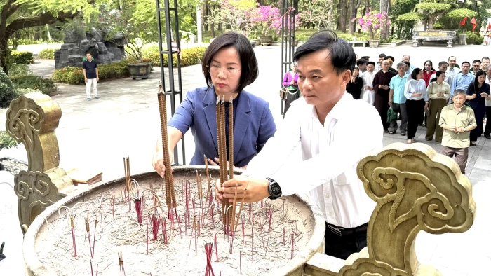 Đoàn công tác Ủy ban MTTQ Việt Nam TP. Hà Nội tri ân anh hùng liệt sĩ và người có công tại Quảng Trị