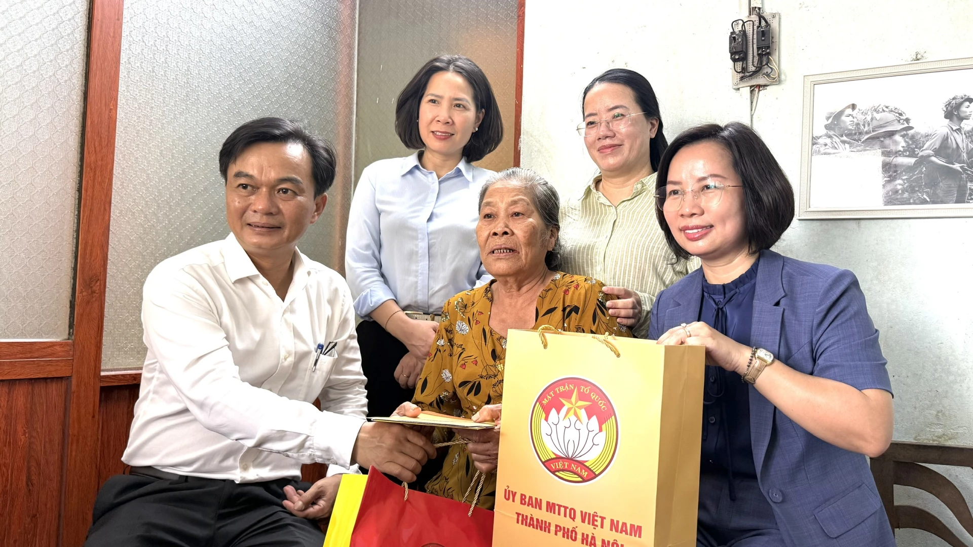 Đoàn đến thăm và tặng quà Cựu chiến binh - Ảnh: NL