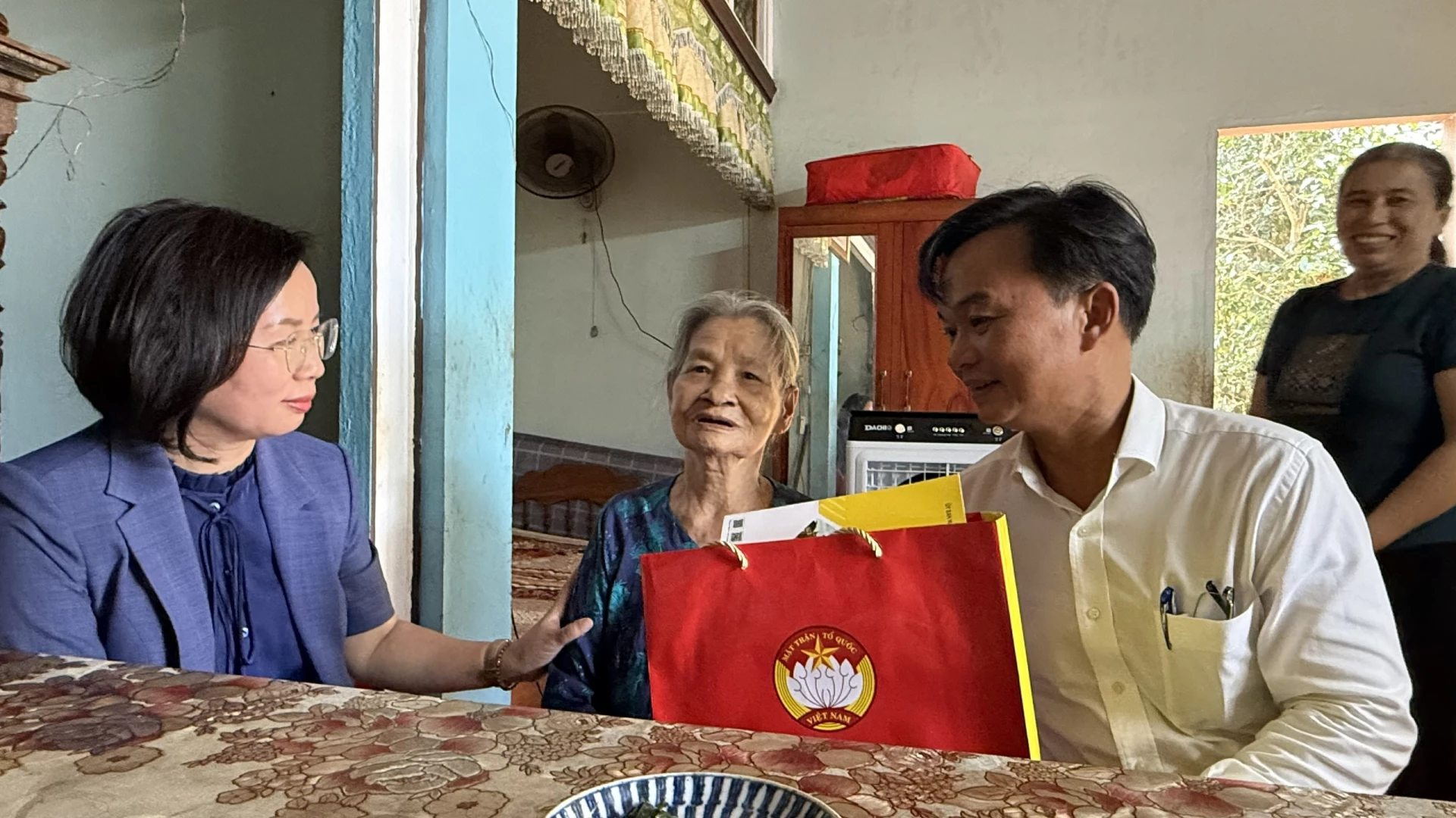 Đoàn đến thăm và tặng quà Mẹ Việt Nam  anh hùng Lê Thị Mót - Ảnh: NL