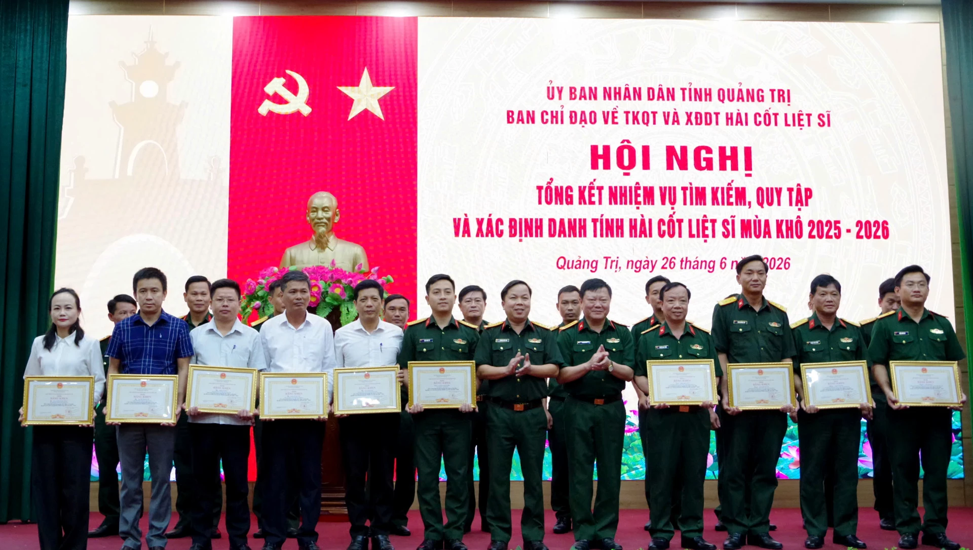Trao bằng khen của Chủ tịch UBND tỉnh cho các tập thể có thành tích xuất sắc trong công tác tìm kiếm, quy tập và xác định danh tính hài cốt liệt sĩ mùa khô 2025 - 2026 - Ảnh: N.L