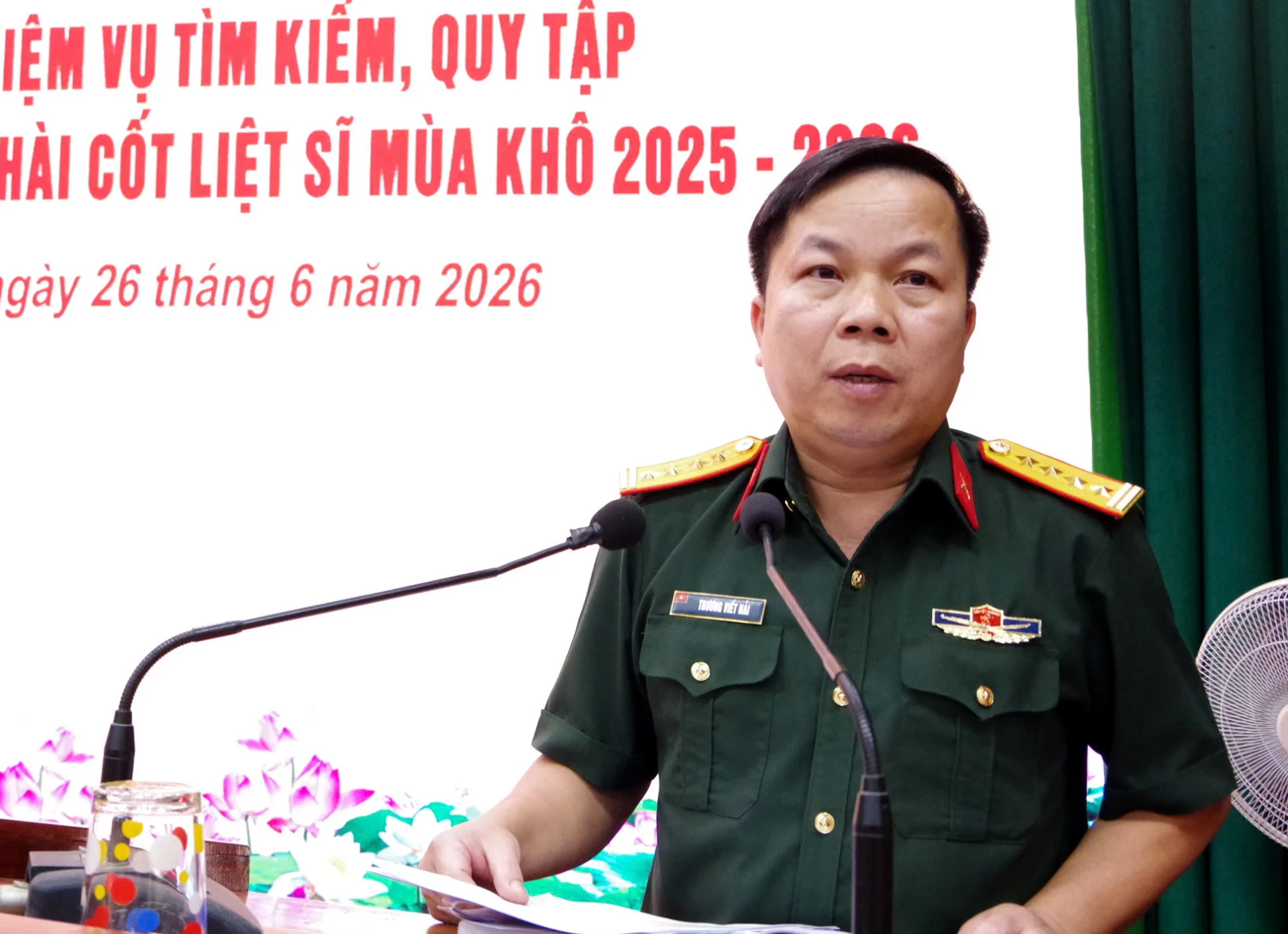 Đồng chí đại tá Trương Viết Hải, Chính ủy Bộ Chỉ huy Quân sự tỉnh, Phó trưởng Ban Thường trực Ban chỉ đạo phát biểu tại hội nghị - Ảnh: N.L