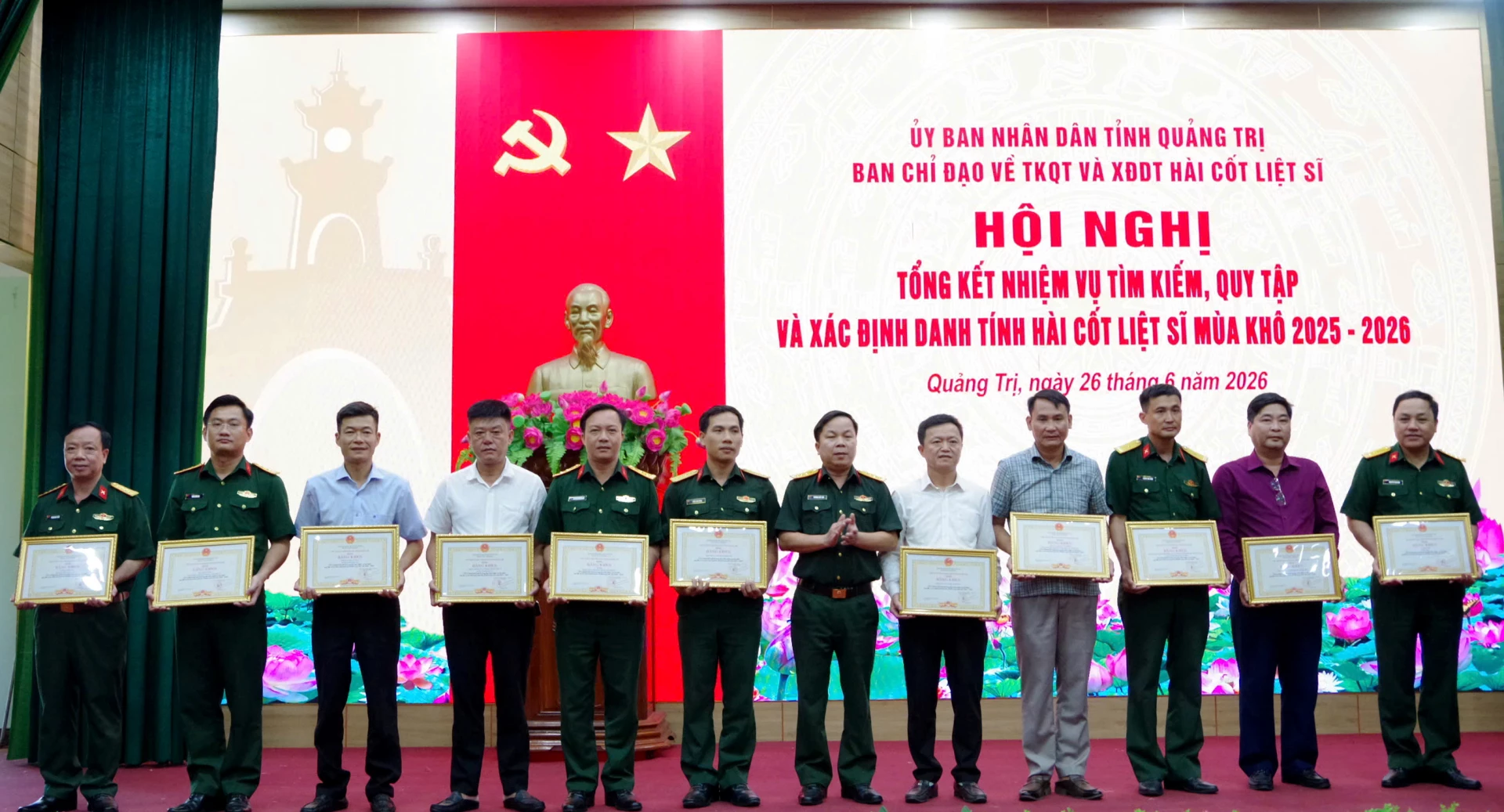 Trao bằng khen của Chủ tịch UBND tỉnh cho các tập thể có thành tích xuất sắc trong công tác tìm kiếm, quy tập và xác định danh tính hài cốt liệt sĩ mùa khô 2025-2026 - Ảnh: N.L